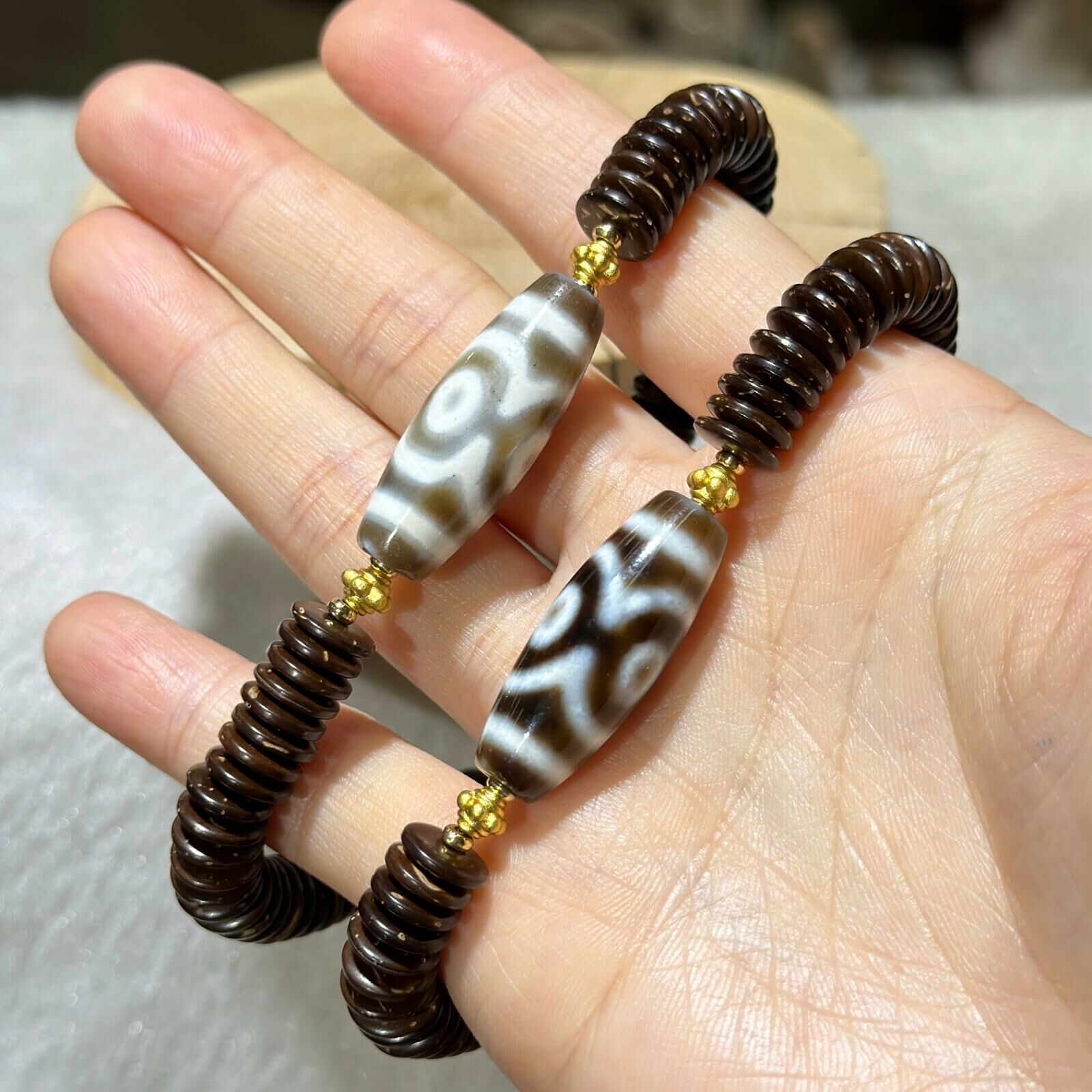 三眼天珠手鏈（配椰子殼隔片）8 mm +/-