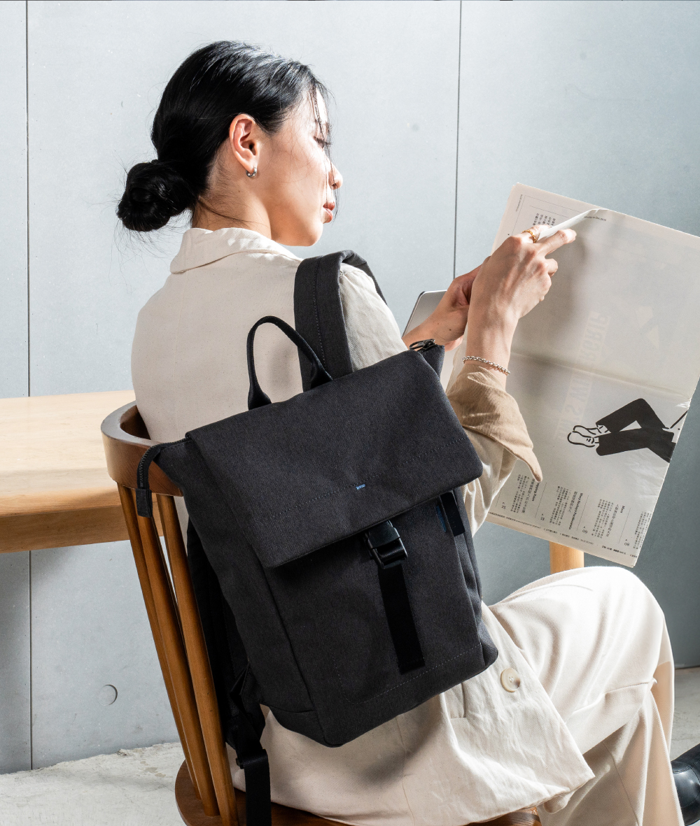 satana Fresh 青職人俐落率性後背包-石墨黑 SFG0091-728 女生實背情境照