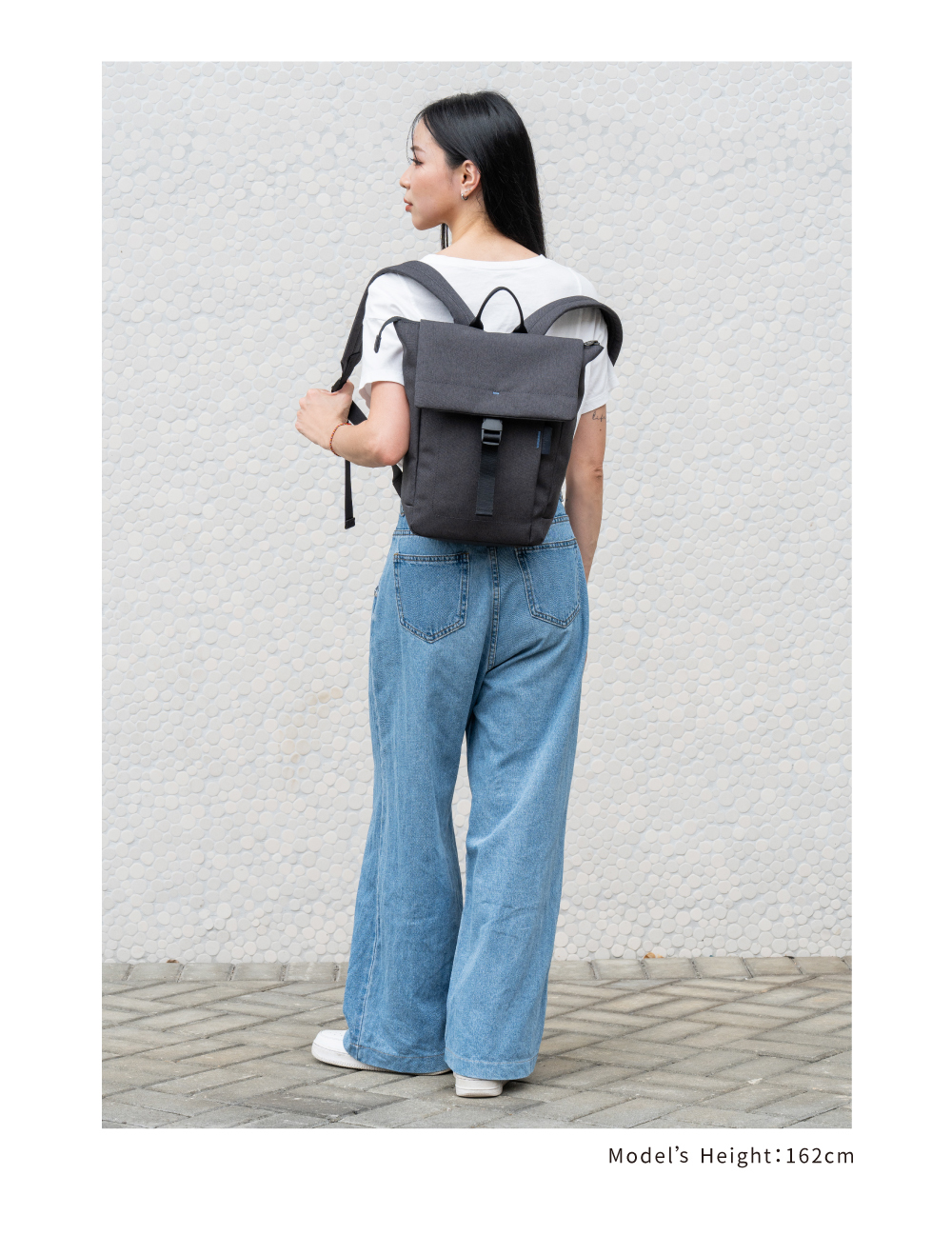 satana Fresh 青職人俐落率性後背包-石墨黑 SFG0091-728 女生身高比例照