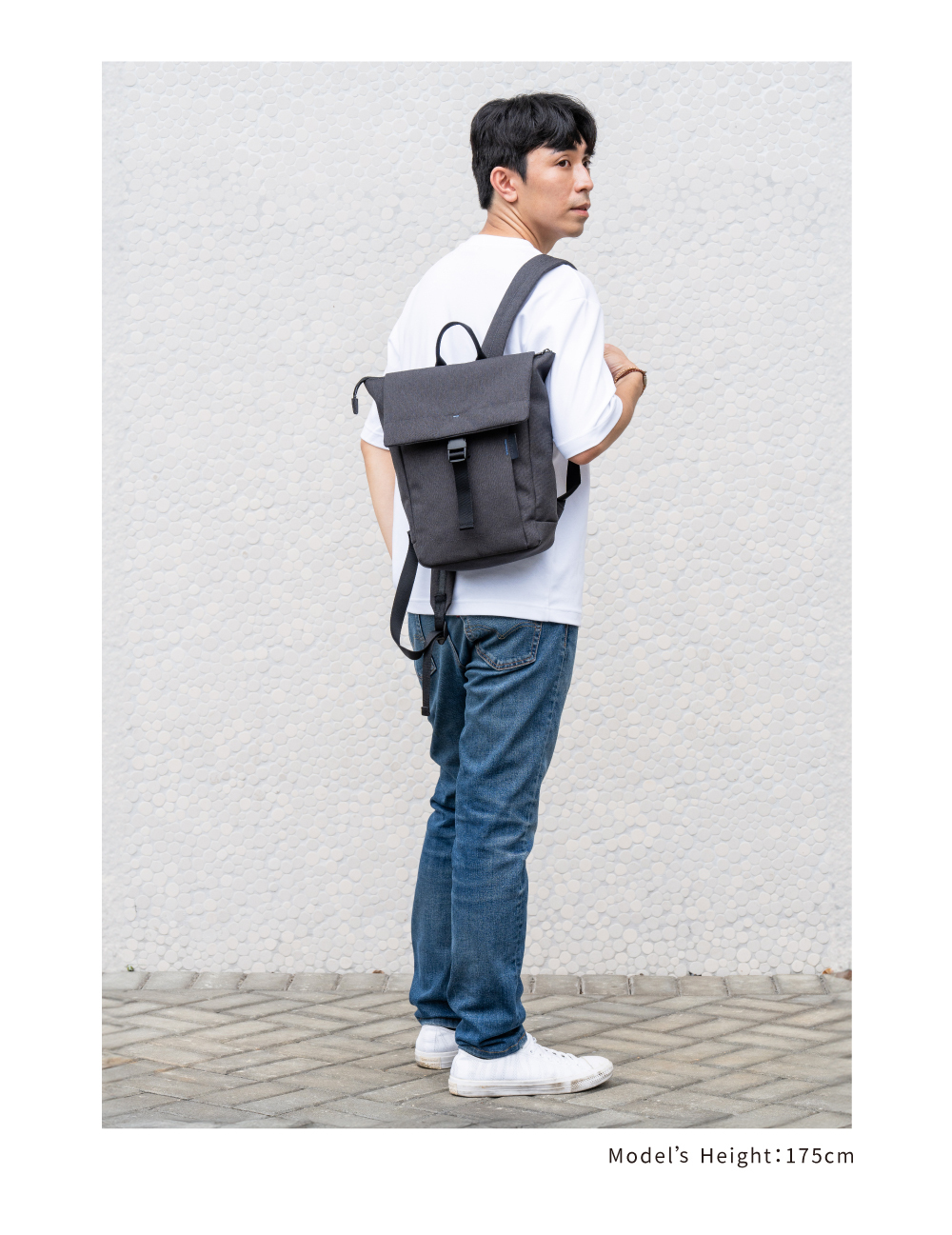 satana Fresh 青職人俐落率性後背包-石墨黑 SFG0091-728 男生身高比例照