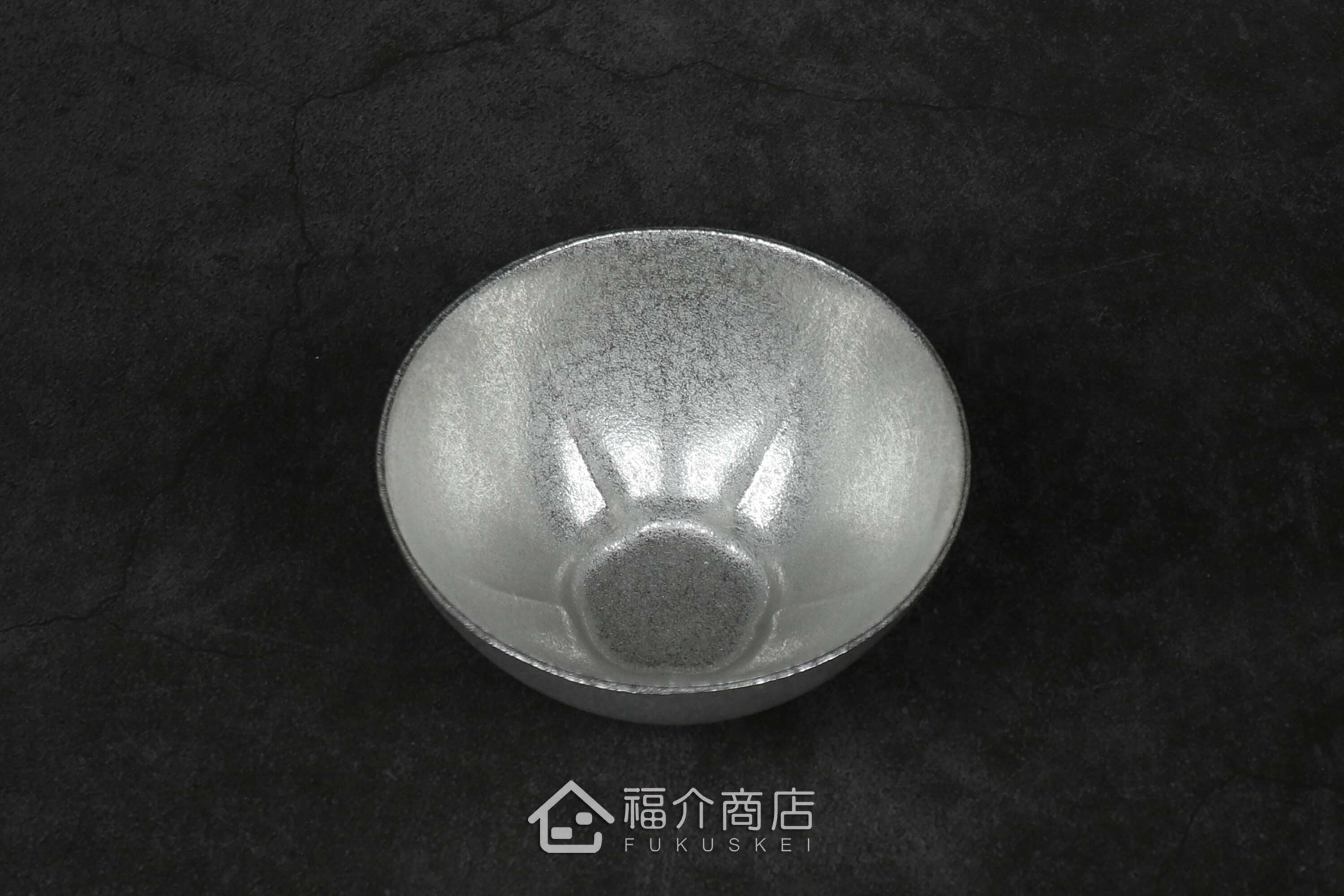 喝日本清酒的吉祥梅紋錫製小酒杯