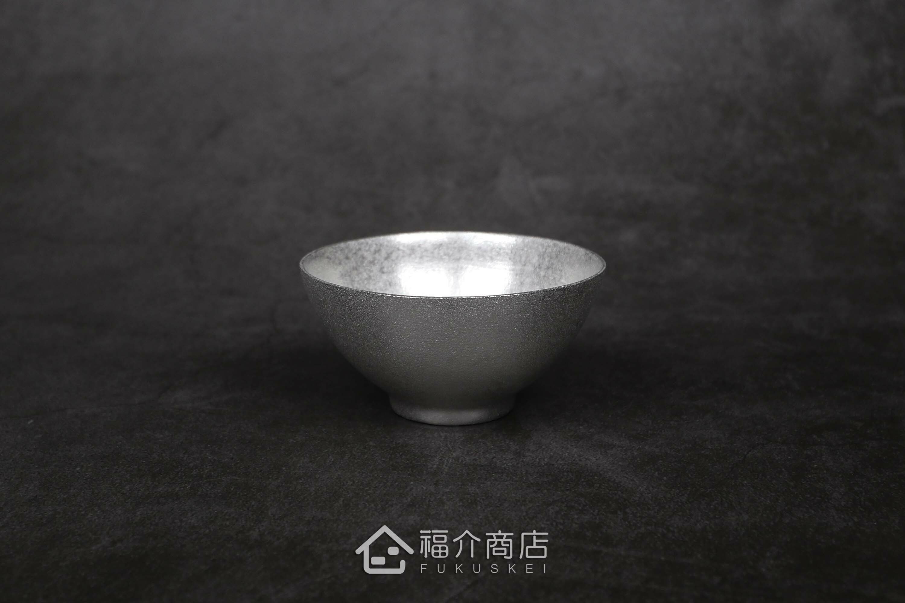 喝日本清酒的吉祥梅紋錫製小酒杯