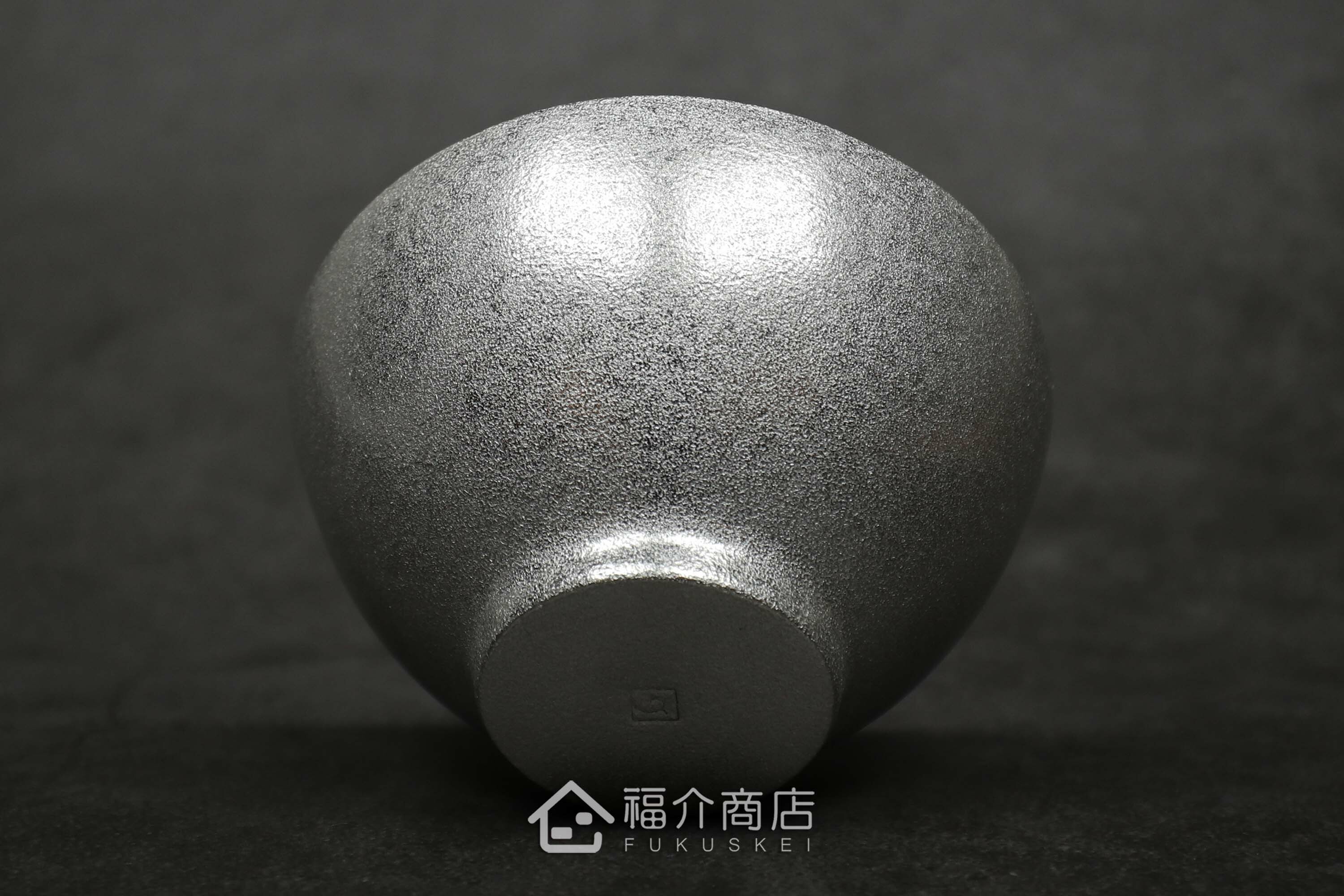 喝日本清酒的吉祥梅紋錫製小酒杯