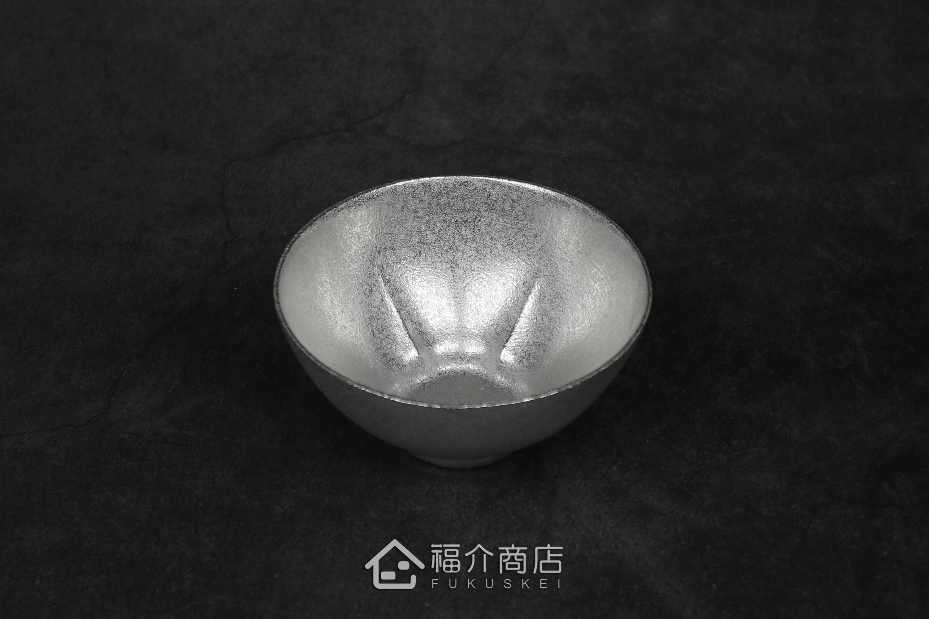 喝日本清酒的吉祥梅紋錫製小酒杯