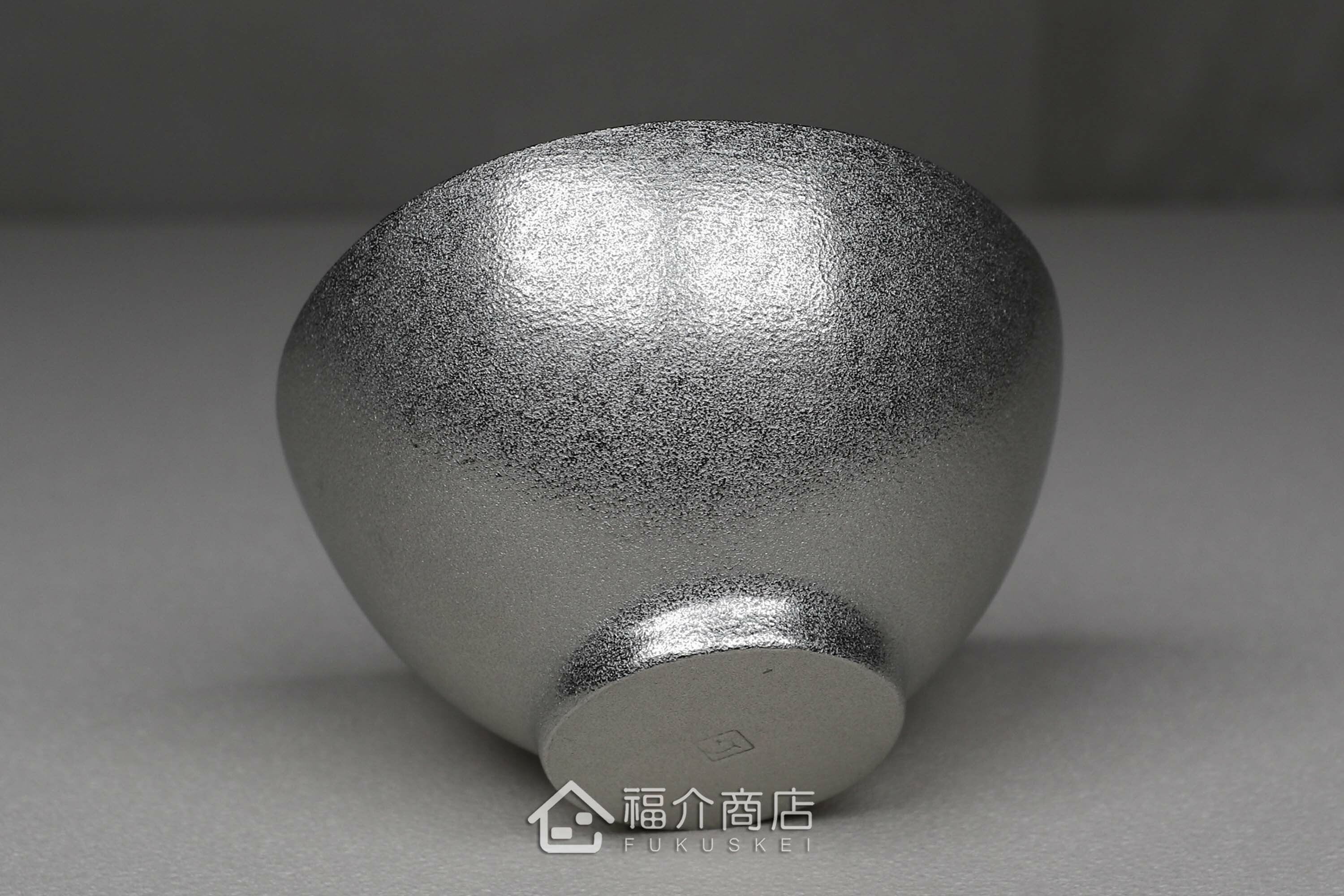 喝日本清酒的吉祥梅紋錫製小酒杯