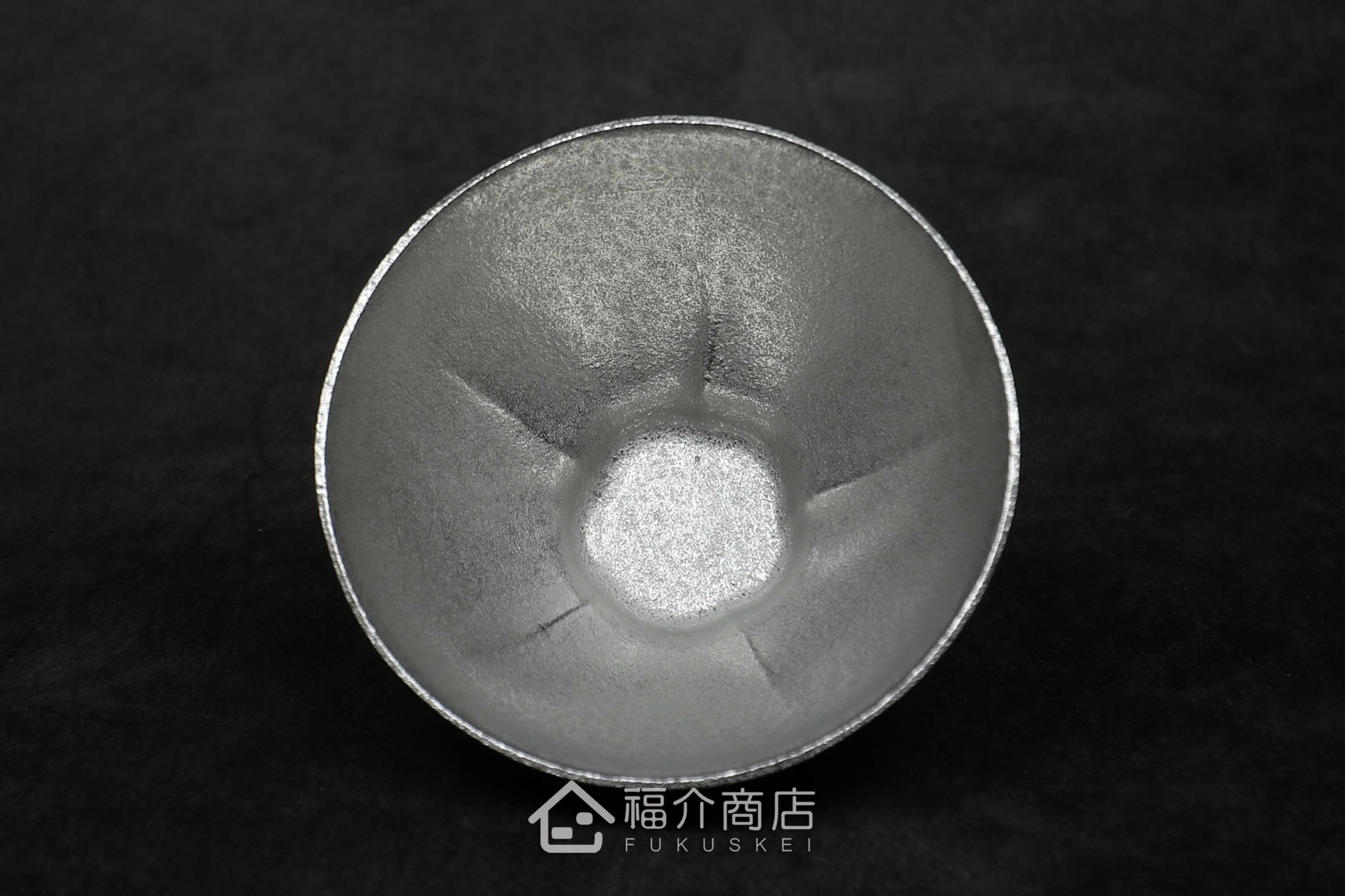 喝日本清酒的吉祥梅紋錫製小酒杯