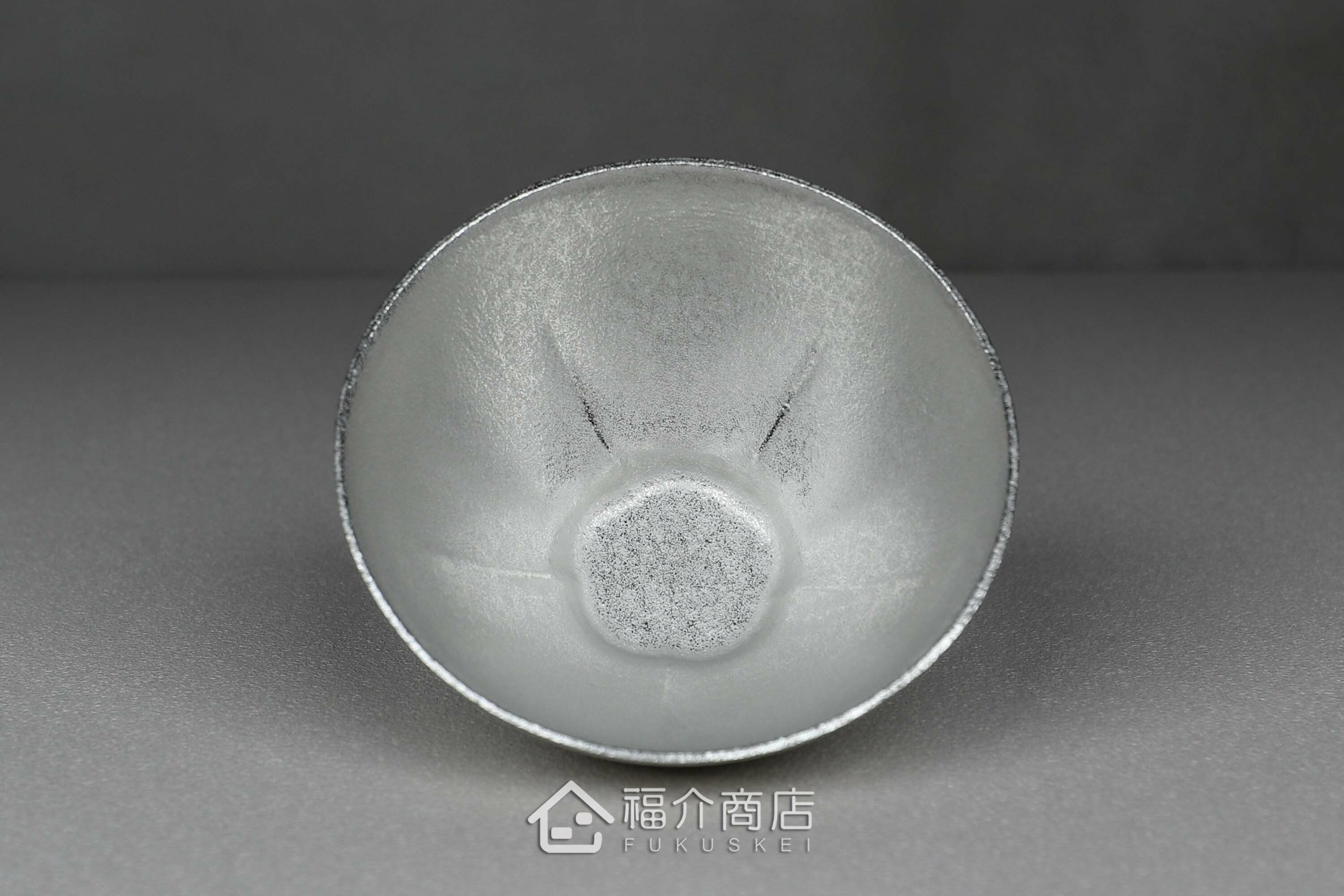 喝日本清酒的吉祥梅紋錫製杯子