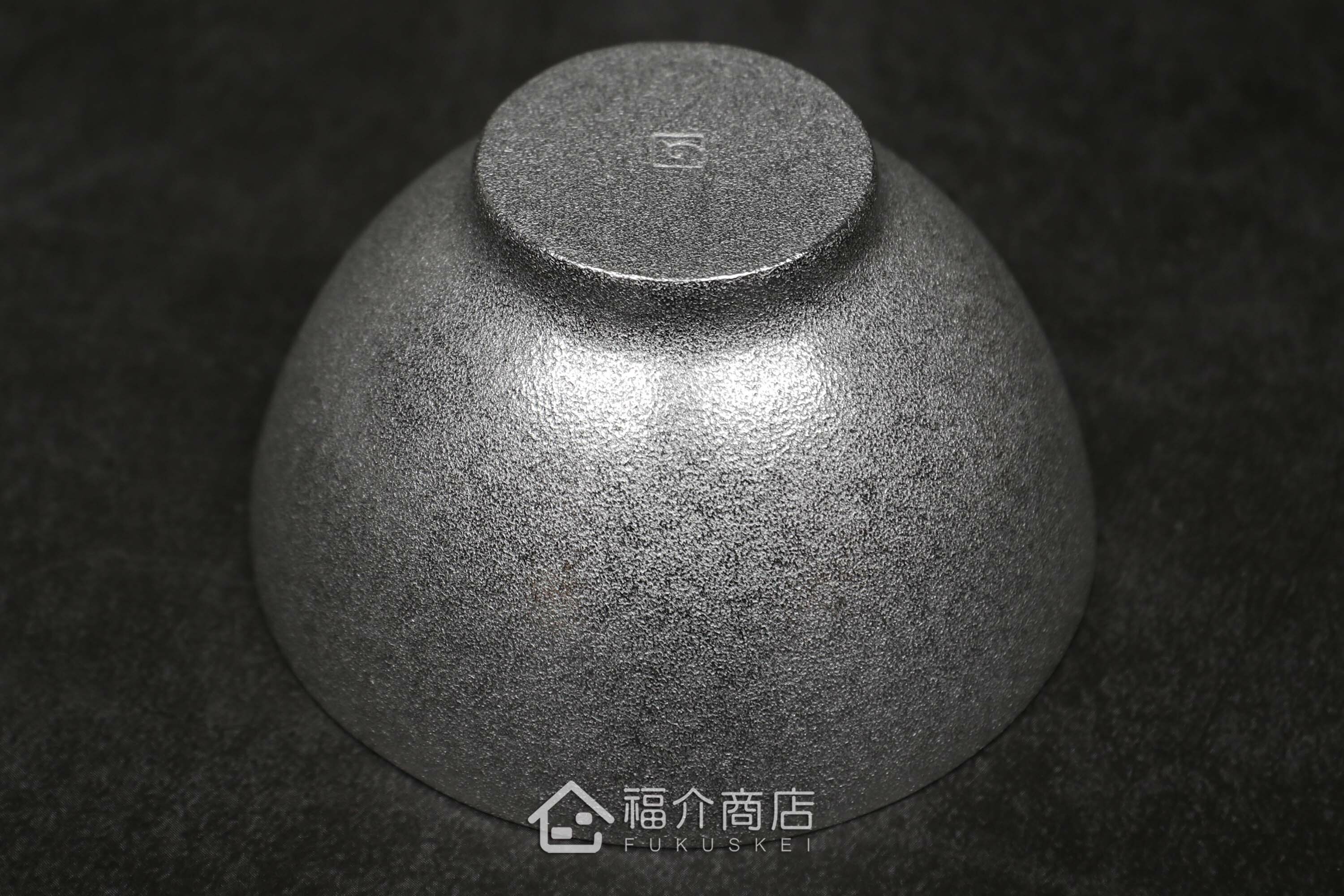 喝日本清酒的吉祥梅紋錫製小酒杯