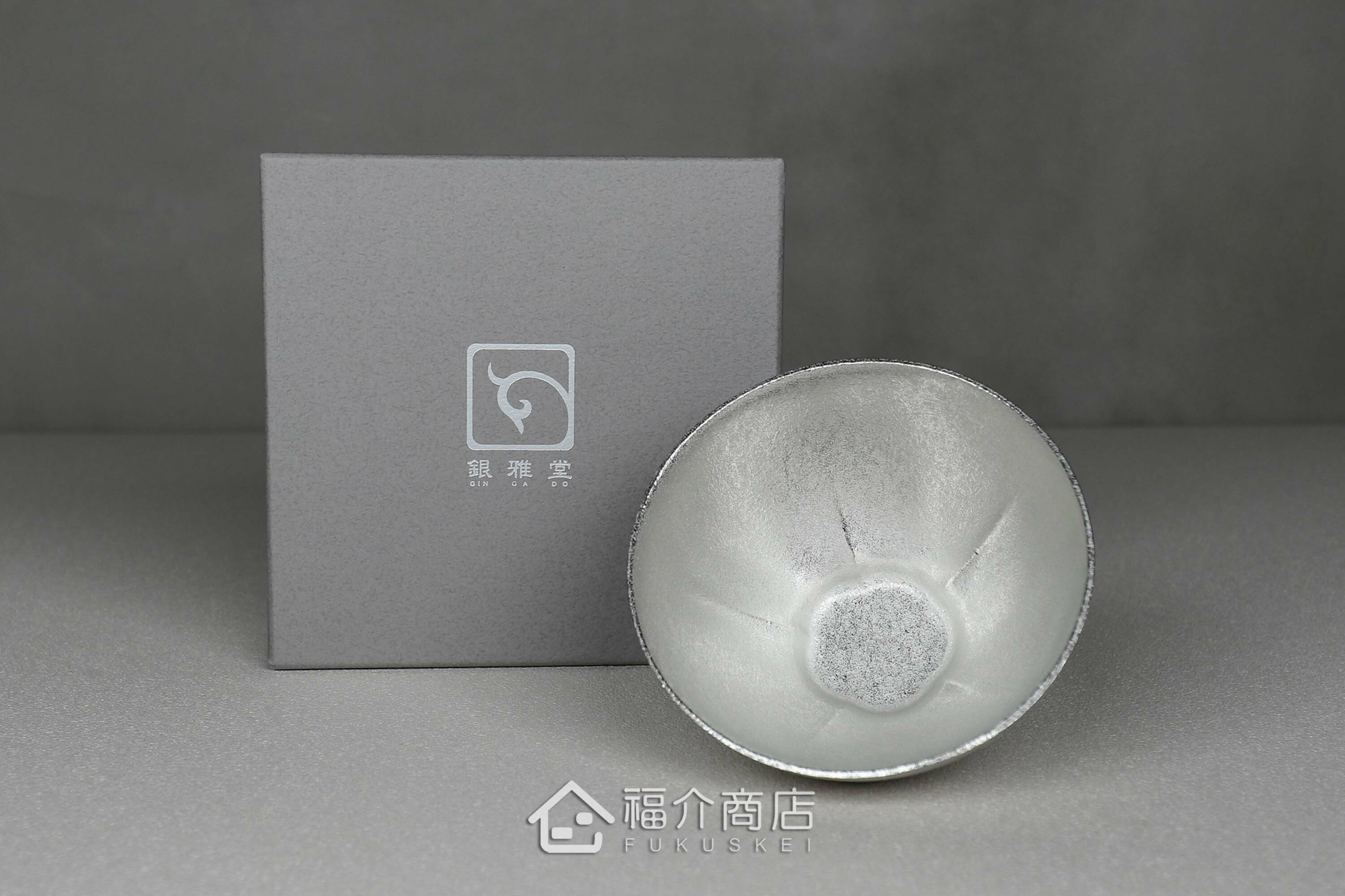 喝日本清酒的吉祥梅紋錫製小酒杯