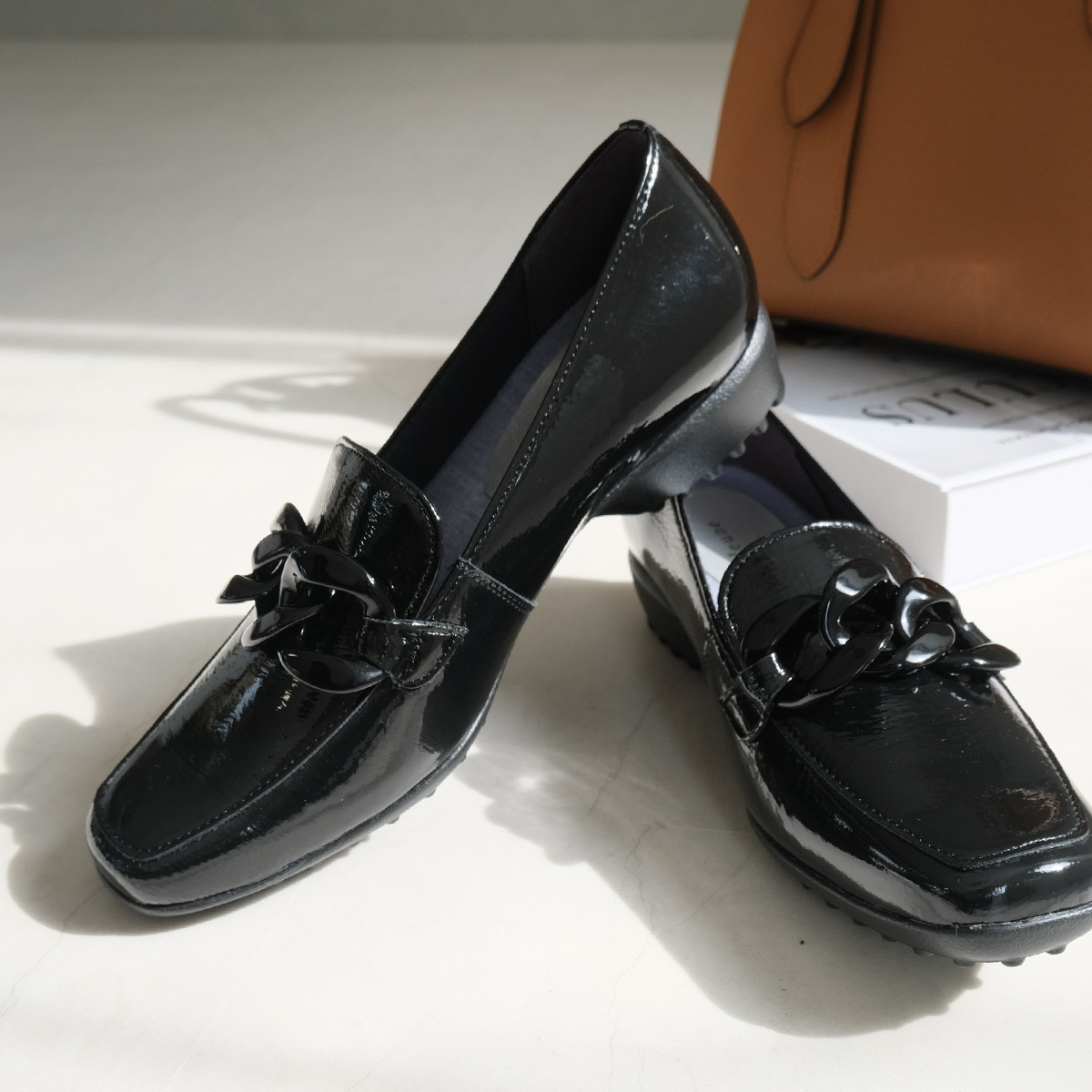 Ms. Jeune 日本真皮女用輕盈舒適環環相扣設計樂福鞋