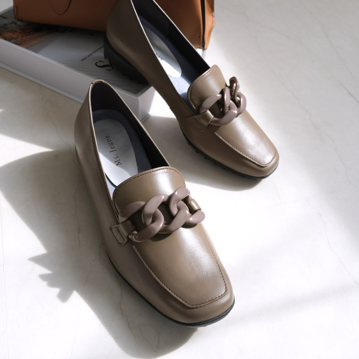 Ms. Jeune 日本真皮女用輕盈舒適環環相扣設計樂福鞋