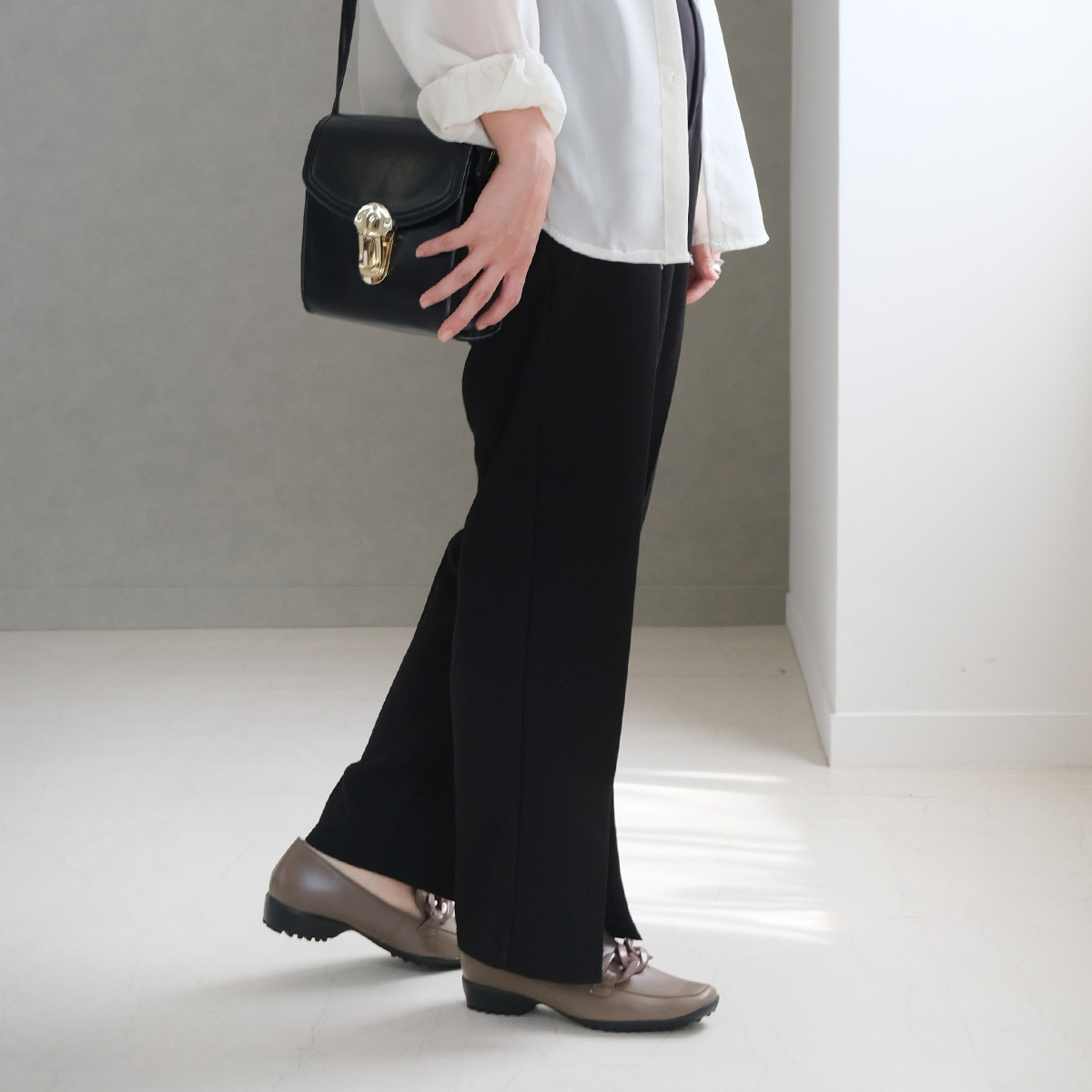 Ms. Jeune 日本真皮女用輕盈舒適環環相扣設計樂福鞋