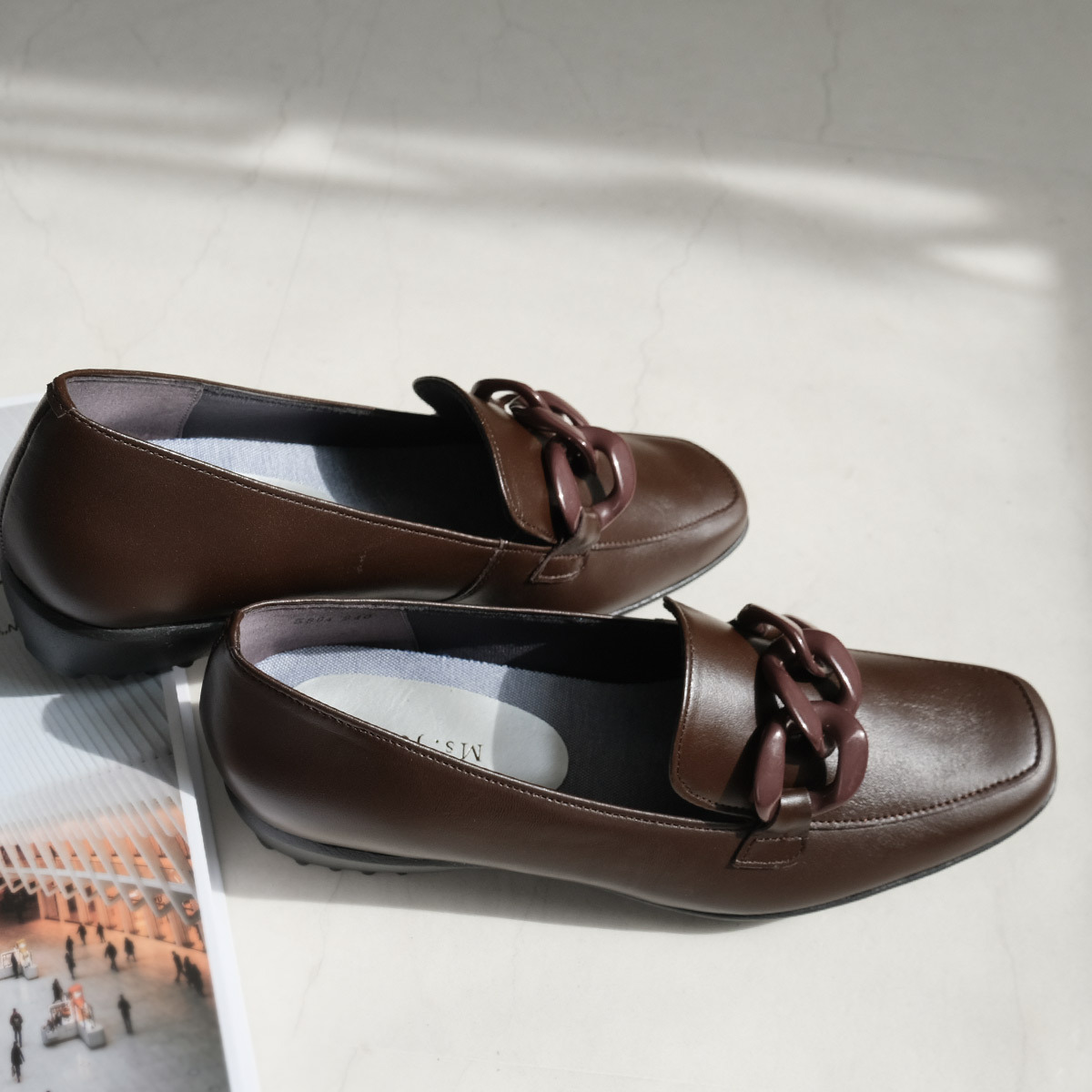 Ms. Jeune 日本真皮女用輕盈舒適環環相扣設計樂福鞋