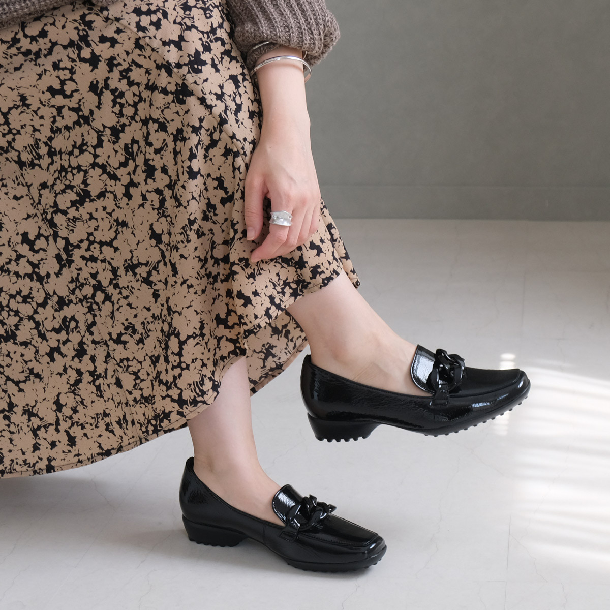 Ms. Jeune 日本真皮女用輕盈舒適環環相扣設計樂福鞋