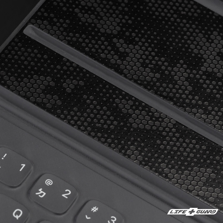 黑曼巴質感貼膜特寫，LIFE+GUARD 設計風格