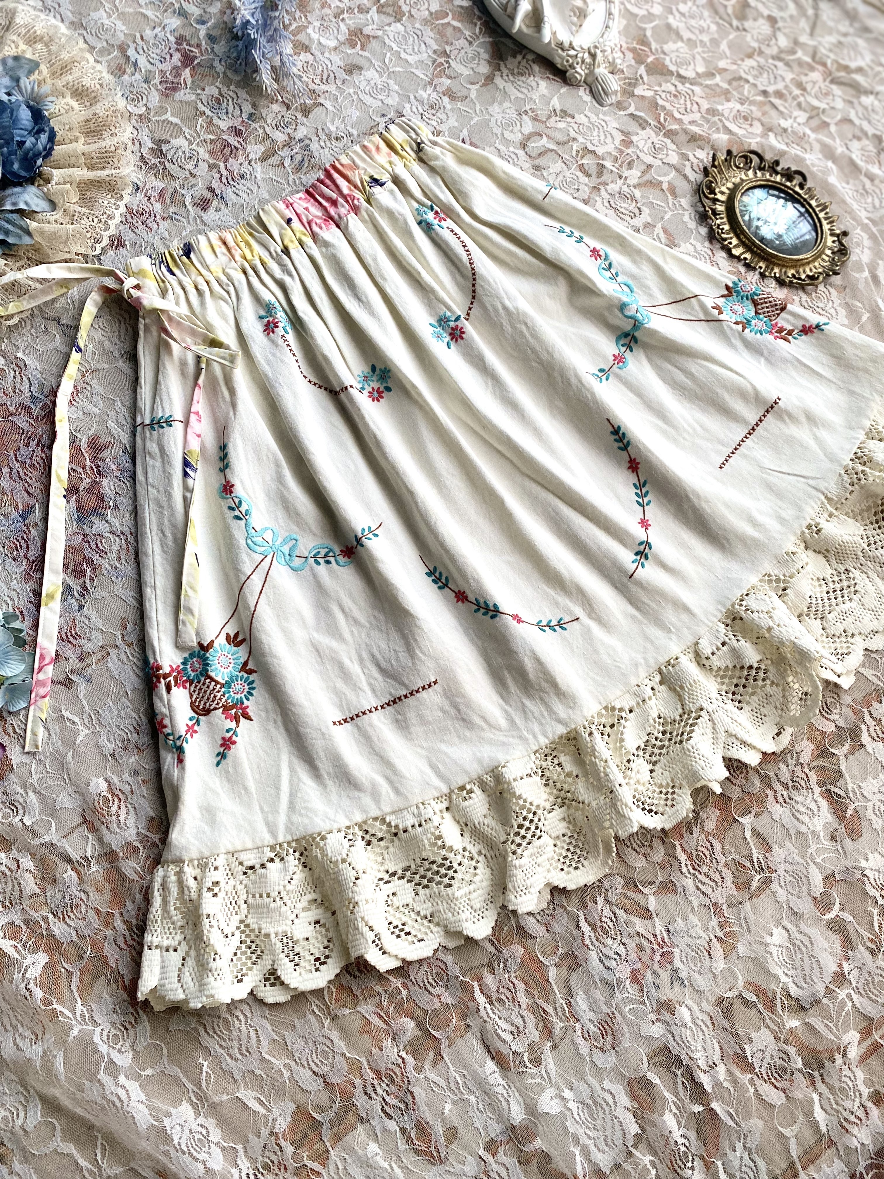 Vintage Remake Skirt /古著米色改製十字繡歐洲半裙
