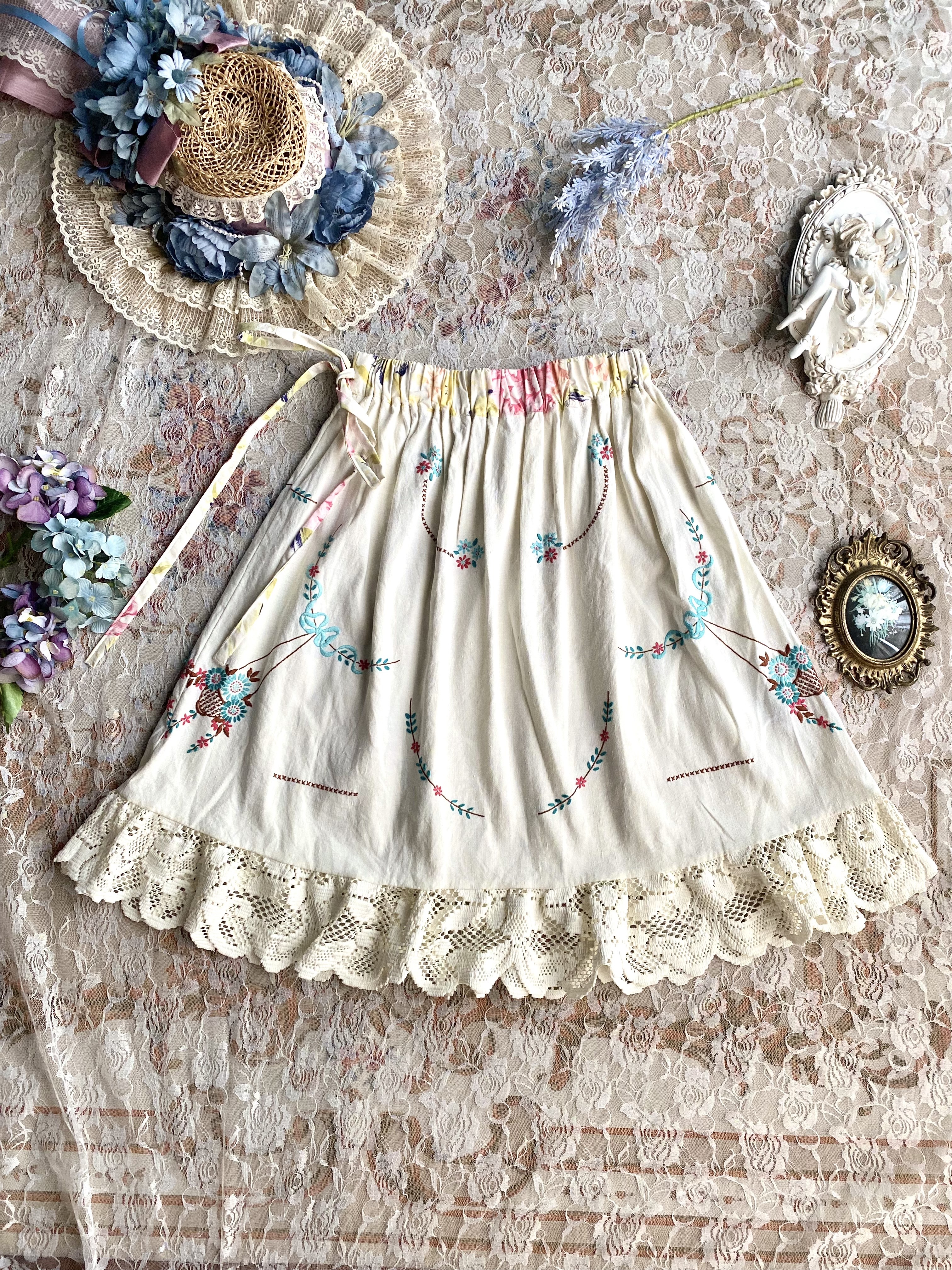 Vintage Remake Skirt /古著米色改製十字繡歐洲半裙