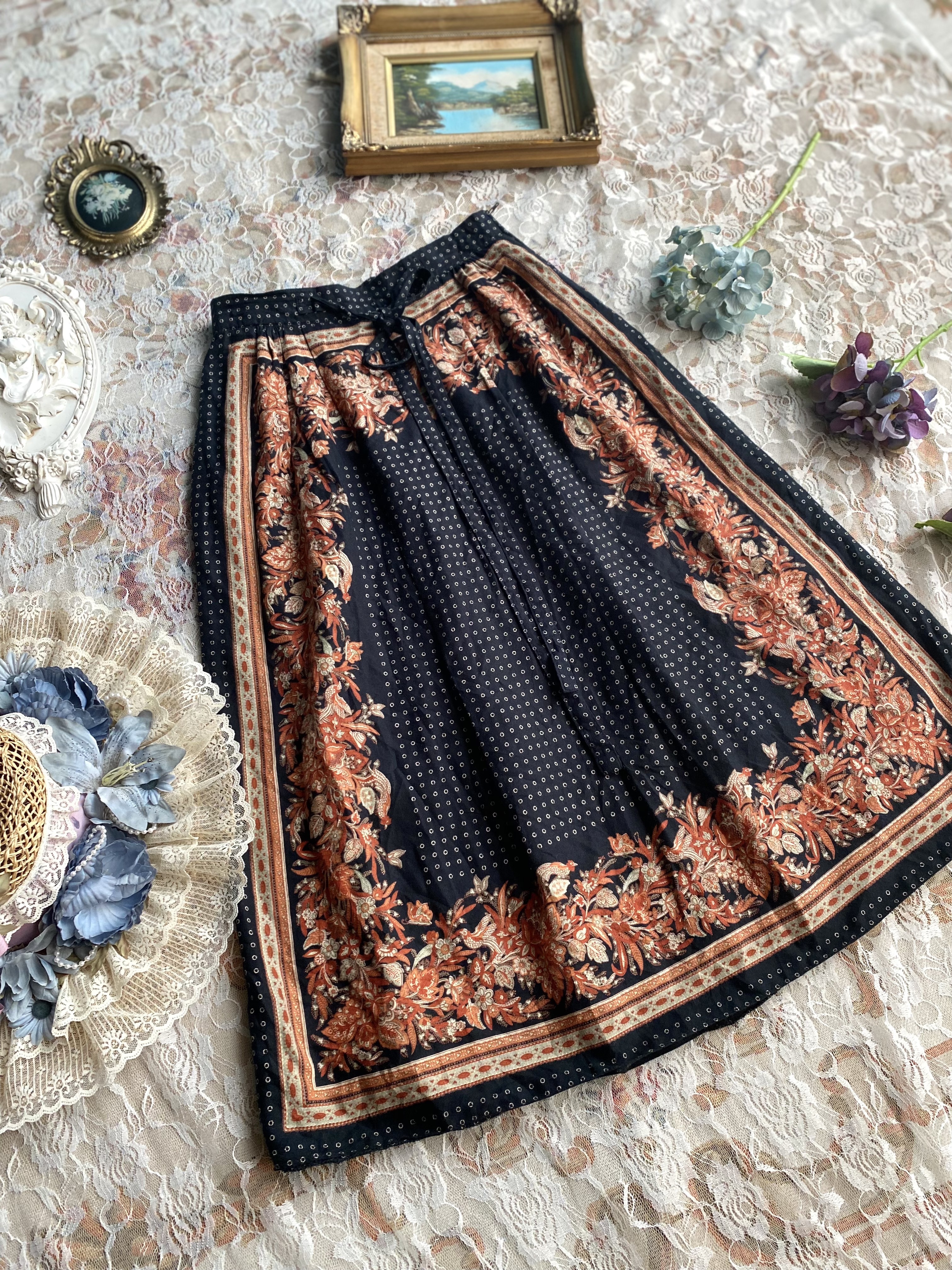 Vintage Skirt / 古著黑色民族風圖騰綁帶歐洲半裙