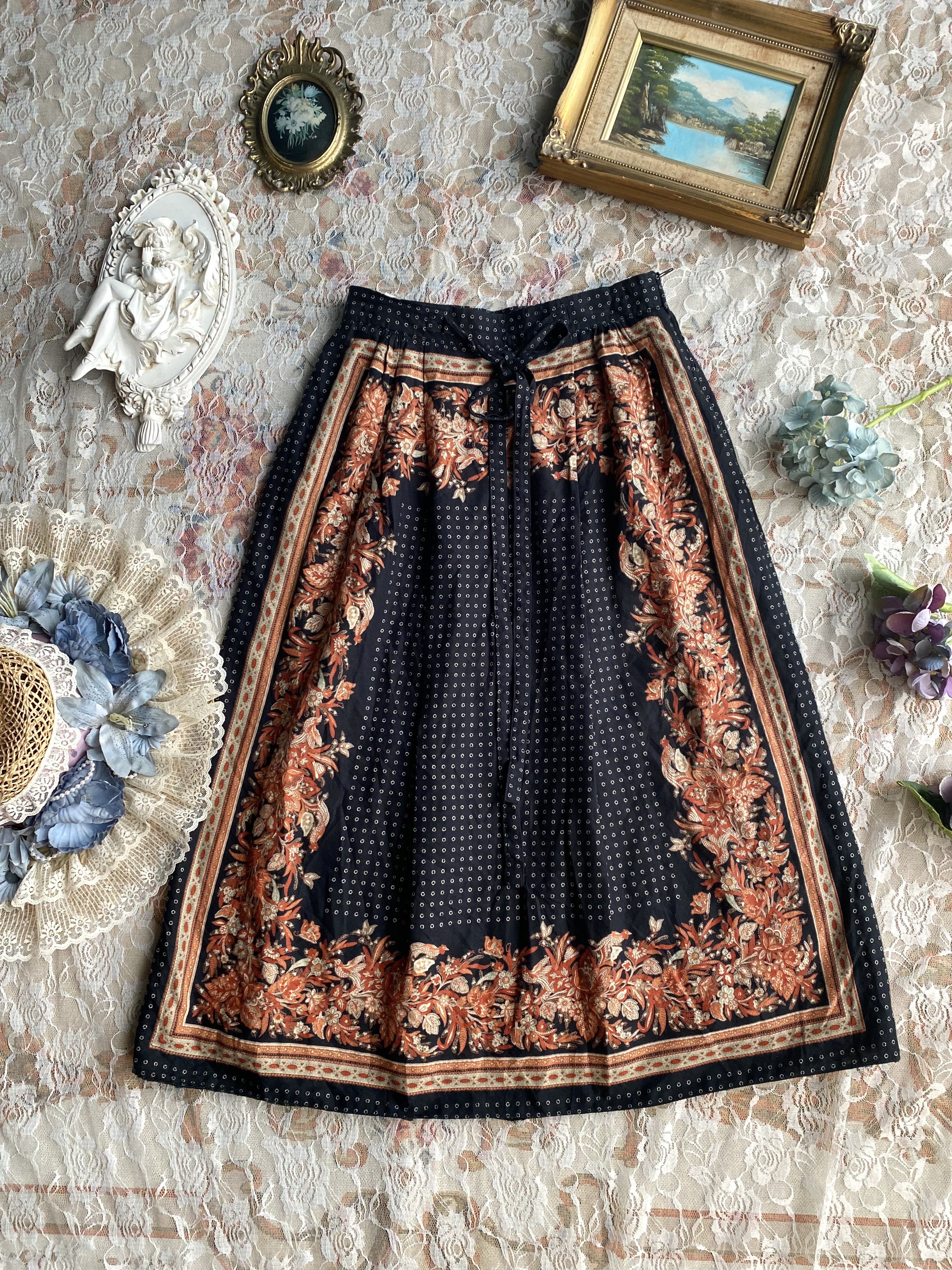 Vintage Skirt / 古著黑色民族風圖騰綁帶歐洲半裙