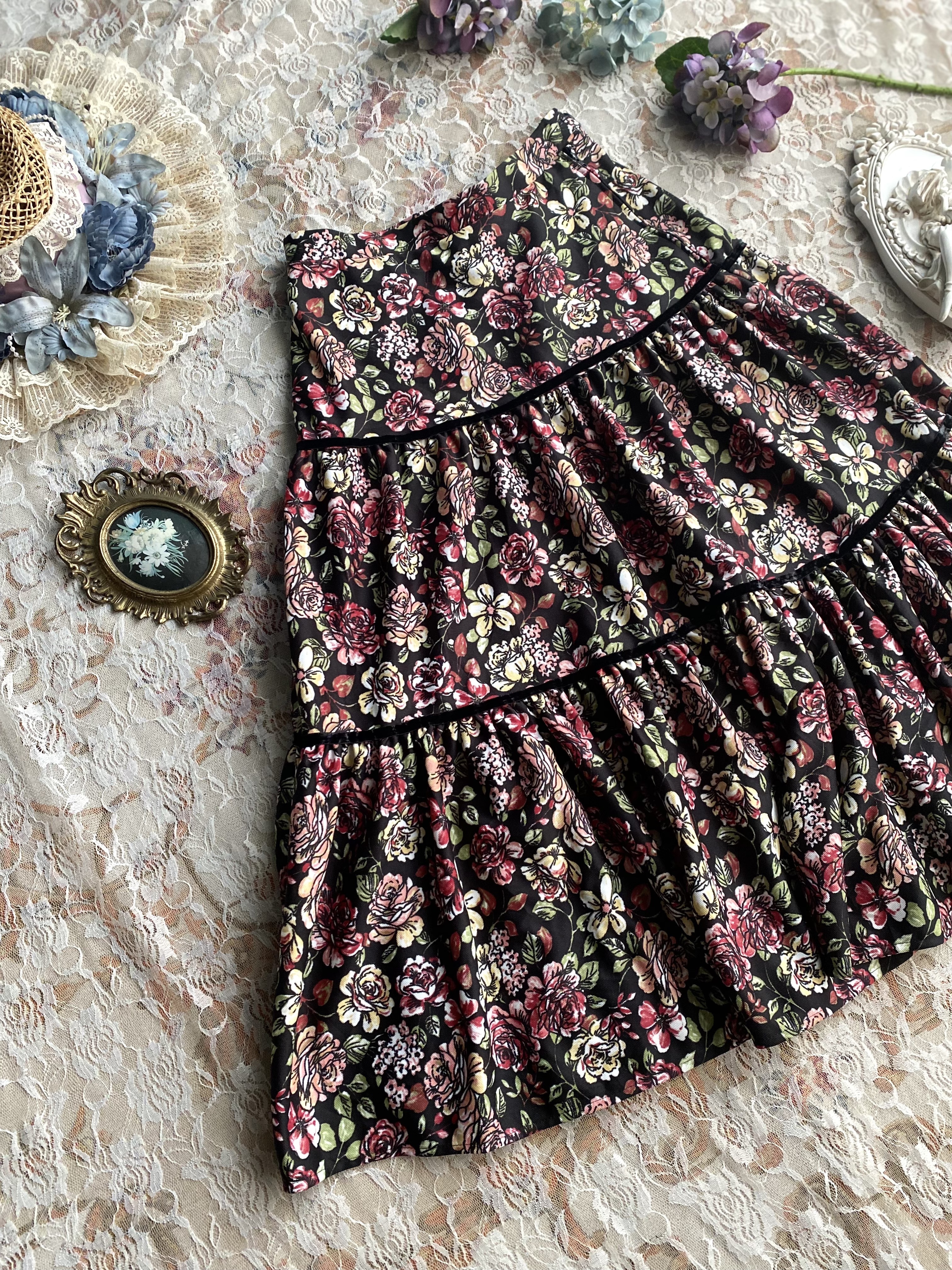 Vintage Skirt / 古著黑色花卉層次歐洲半裙