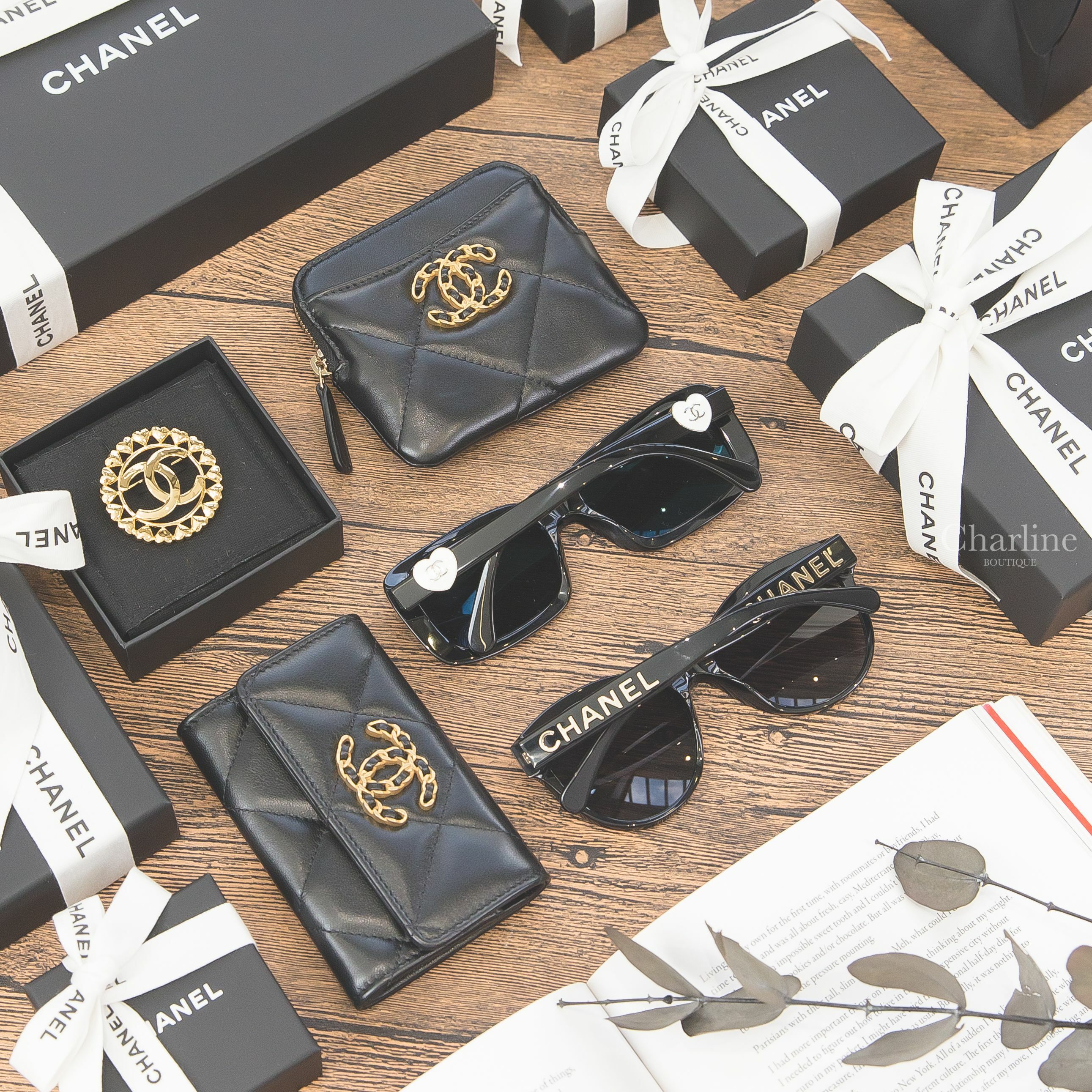 Chanel黑色圓框側邊金字太陽眼鏡,黑色方框側邊白底愛心太陽眼鏡,Chanel 19黑色金鍊帶CC大菱格羊皮卡片零錢夾,Chanel 19黑色金鍊帶CC大菱格羊皮前釦式零錢包,金CC愛心環繞圓形胸針-Charline Boutique 精品代購