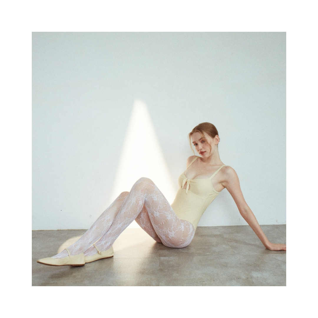 ▲LeReve AIRise 綁結露背連身泳裝 純粹白