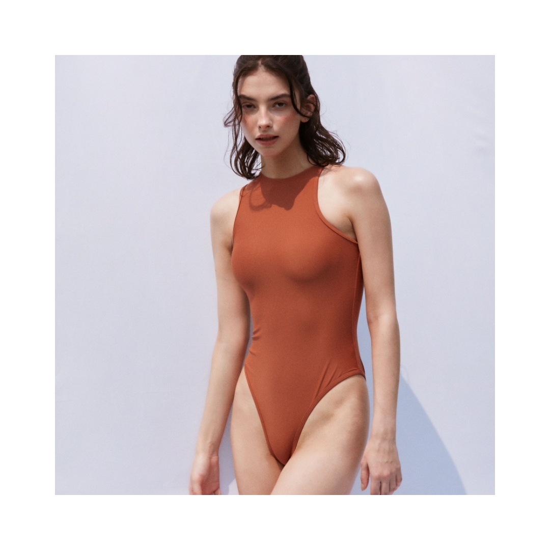 ▲LeReve Beaut 不規則削肩連身泳裝 坦率橘