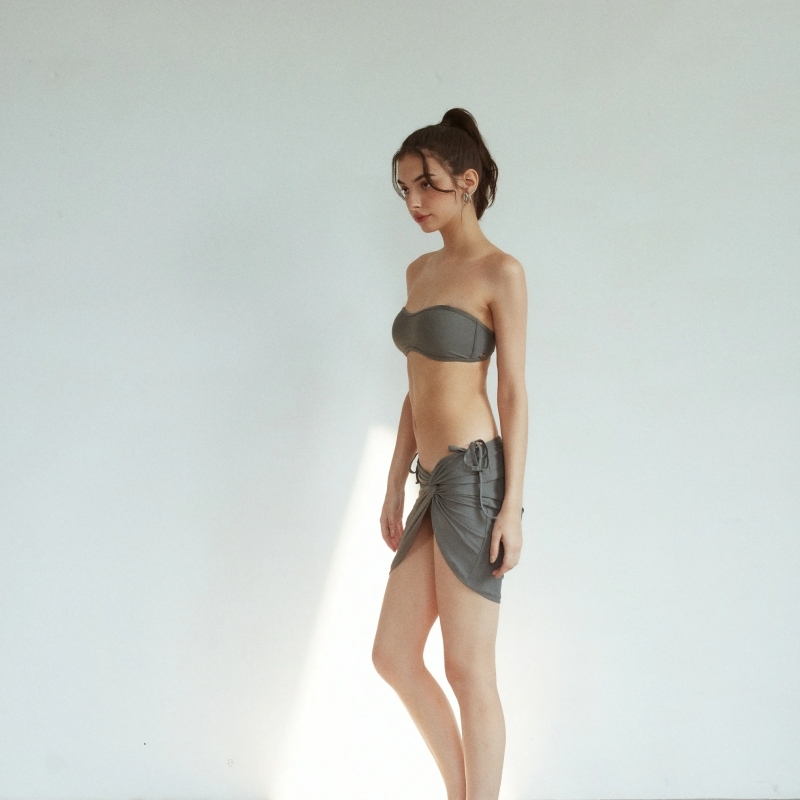 ▲LeReve Beaut 兩穿細肩平口泳衣 細膩灰