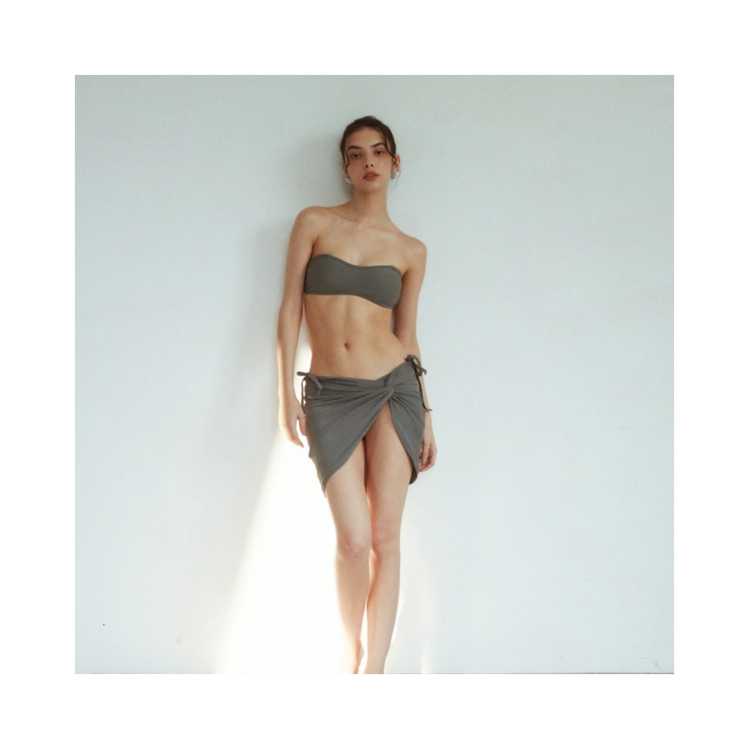 ▲LeReve Beaut 兩穿細肩平口泳衣 細膩灰