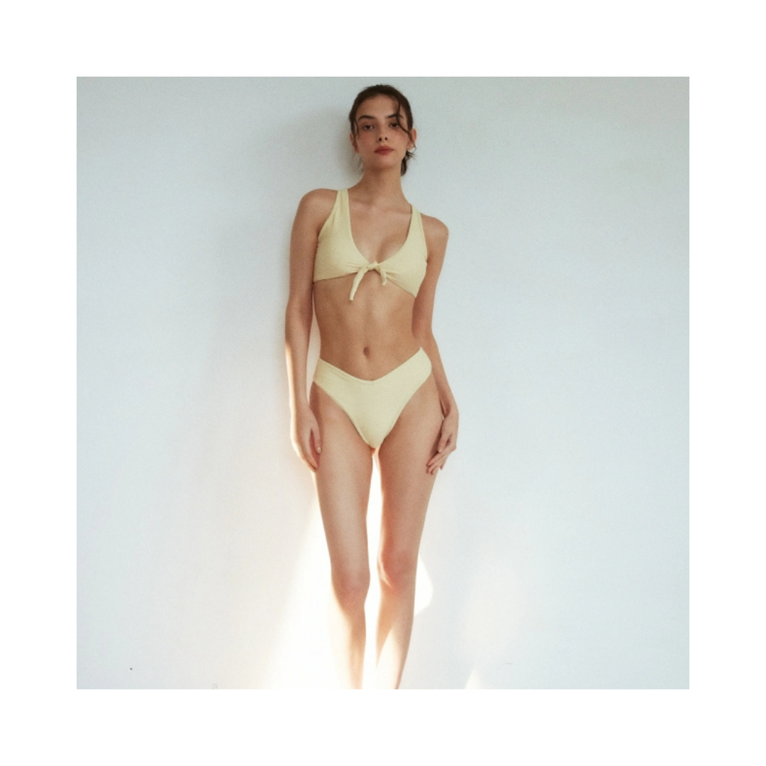 ▲LeReve AIRise 綁結兩穿無袖泳衣 純粹白