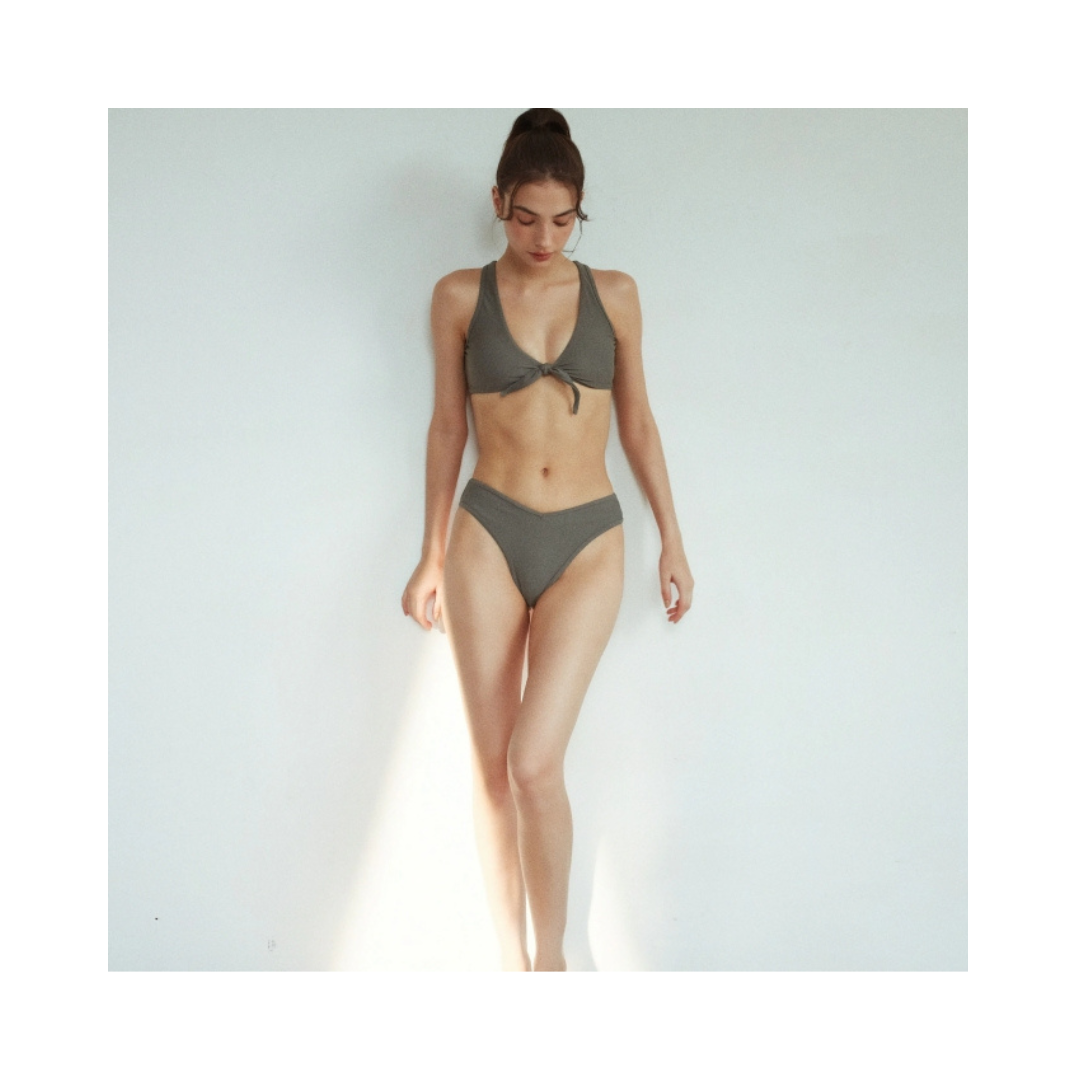 ▲LeReve AIRise 綁結兩穿無袖泳衣 細膩灰