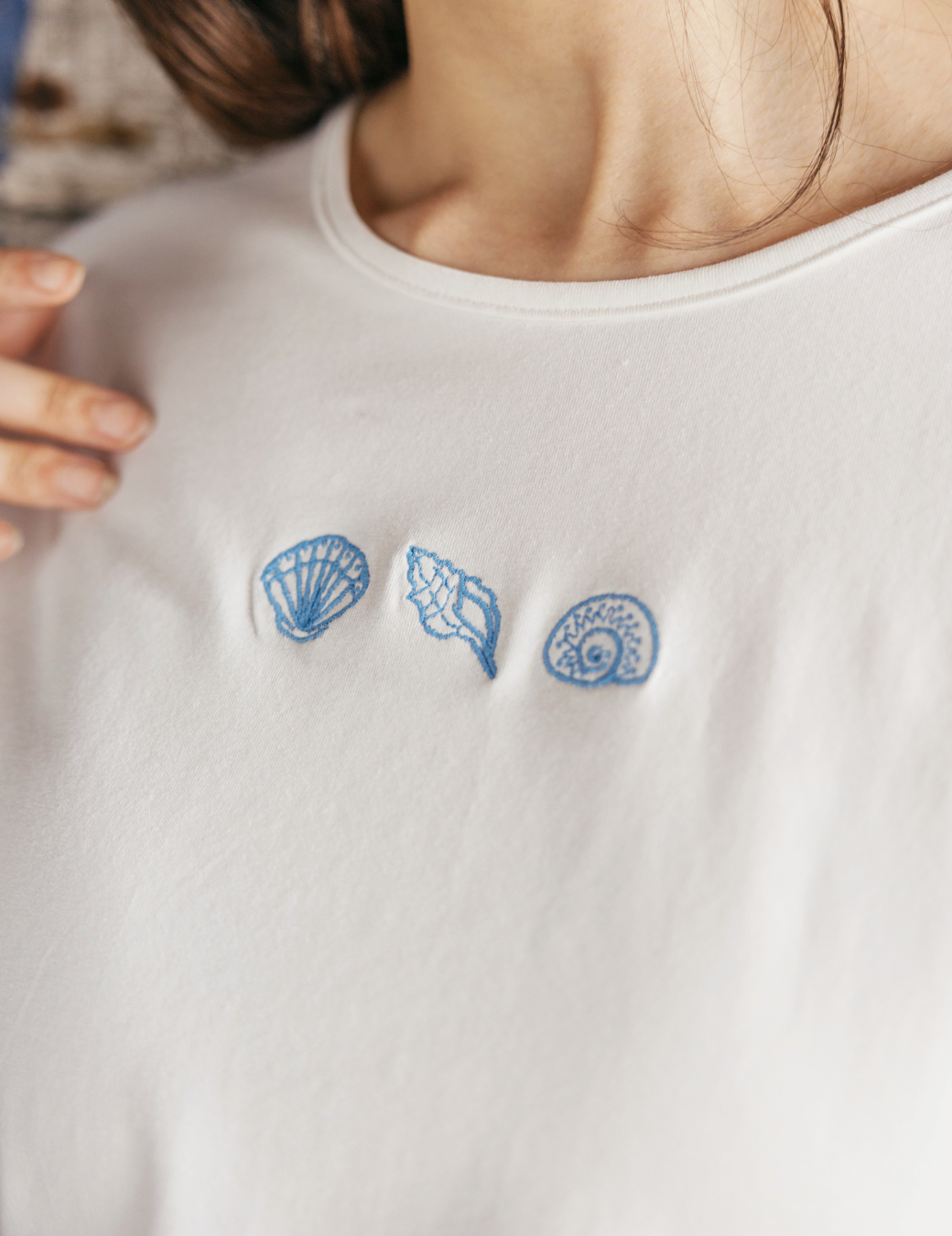 貝殼刺繡短版上衣