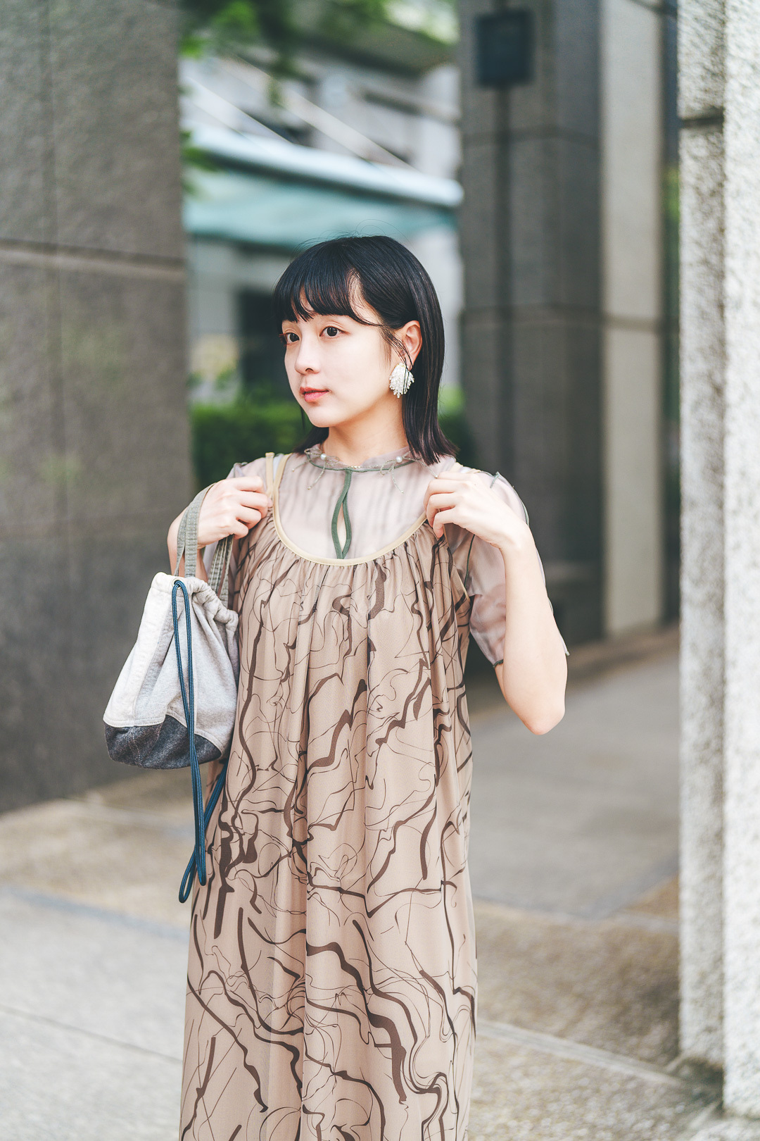大理石紋薄紗吊帶裙(兩色-暖棕)
