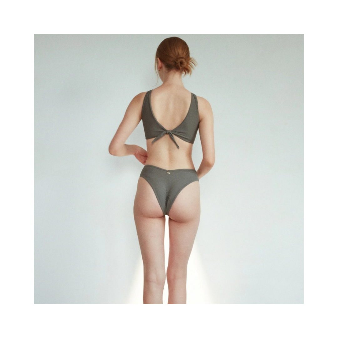 ▲LeReve AIRise V字抓皺泳褲 細膩灰