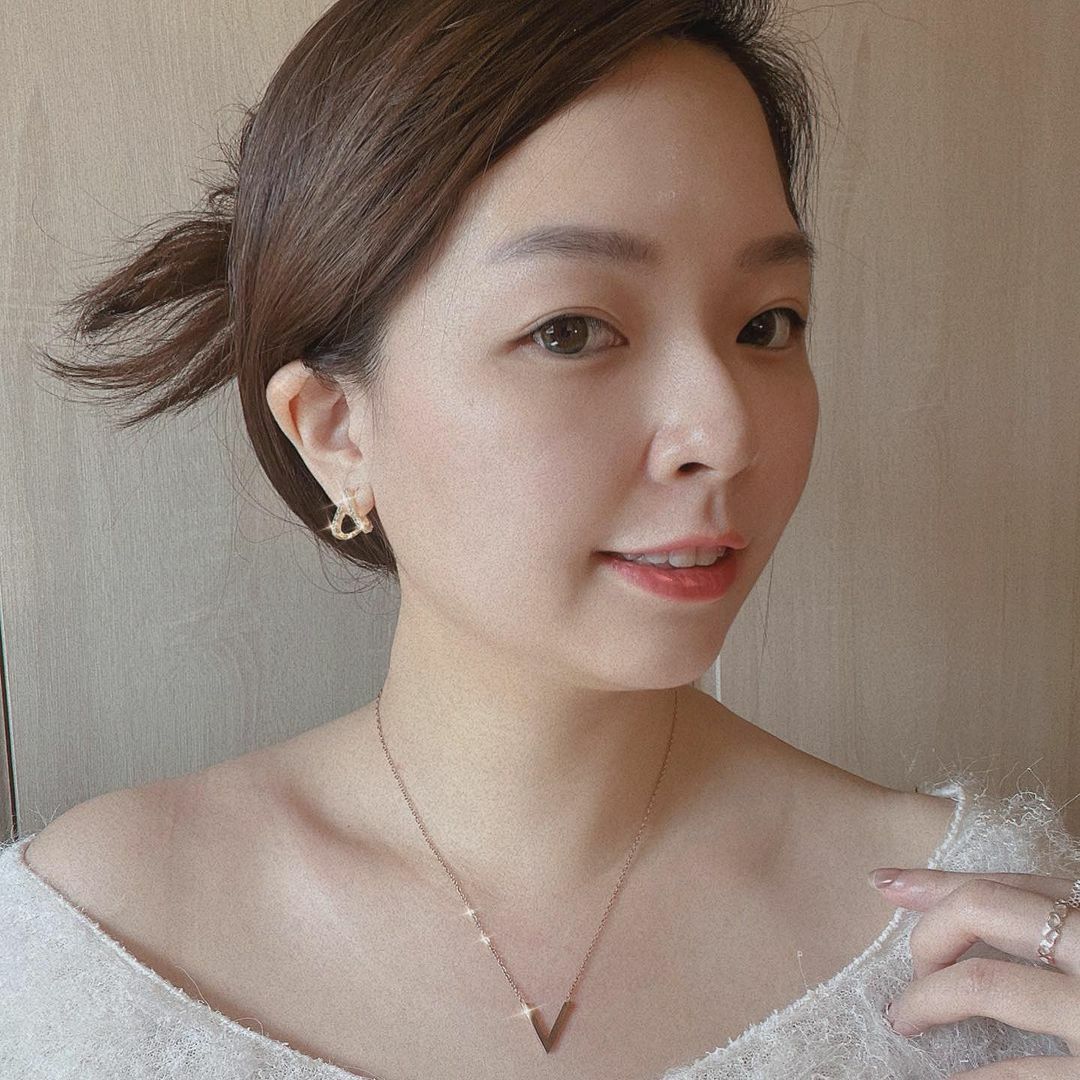 倒立愛心滿鑽金色純銀針耳環