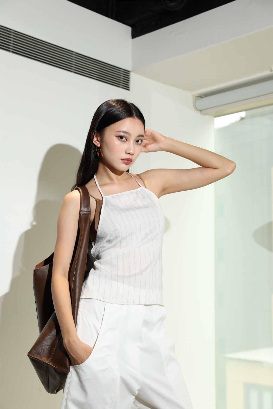 透膚直紋掛脖背心-白