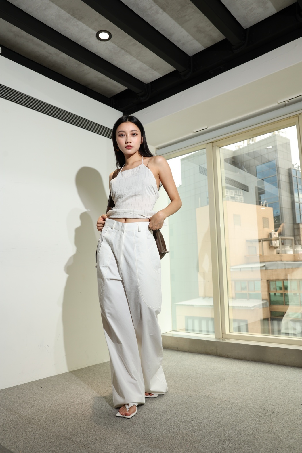 透膚直紋掛脖背心-白