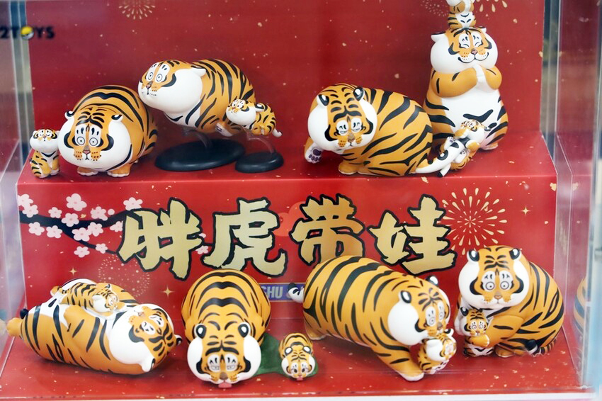 【盲盒連 原裝場景防塵展示盒】52TOYS 盲盒系列- 我不是胖虎  胖虎帶娃 (全套8款)