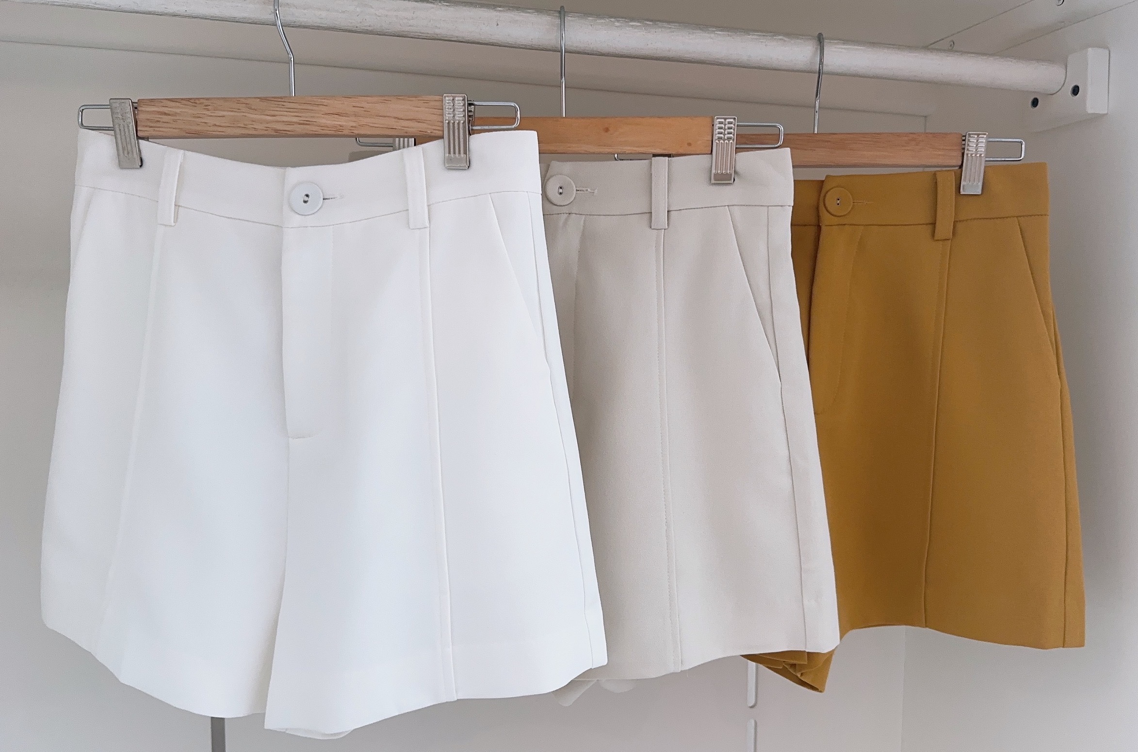 HIGH WAISTED SIMPLE SHORTS