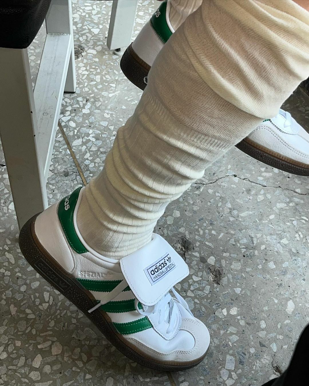 ADIDAS HANDBALL SPEZIAL 大鞋舌 麂皮 白綠 復古綠 仿皮革 男女鞋 IH0368 / 預購