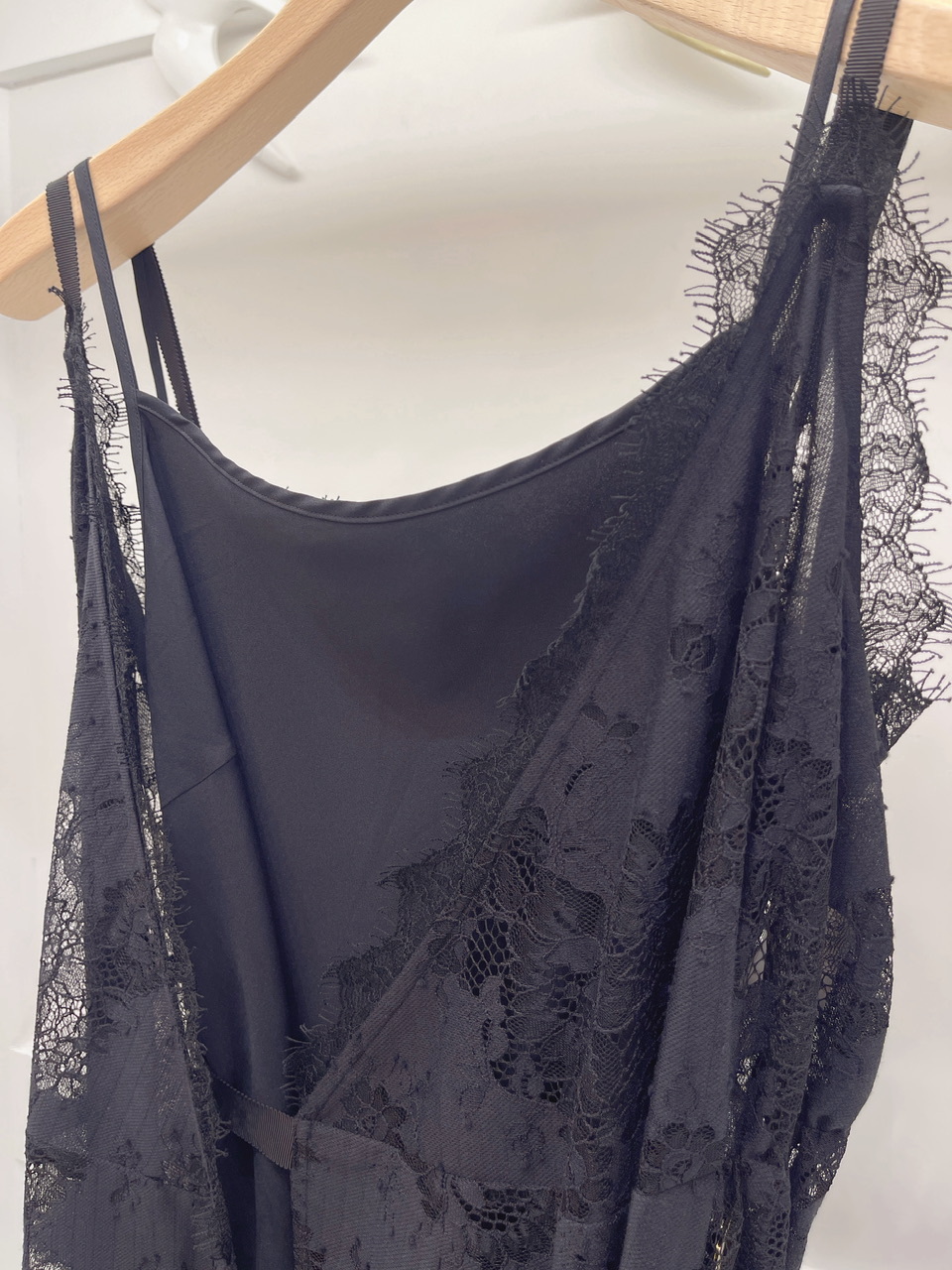 黑蕾絲罩衫洋裝