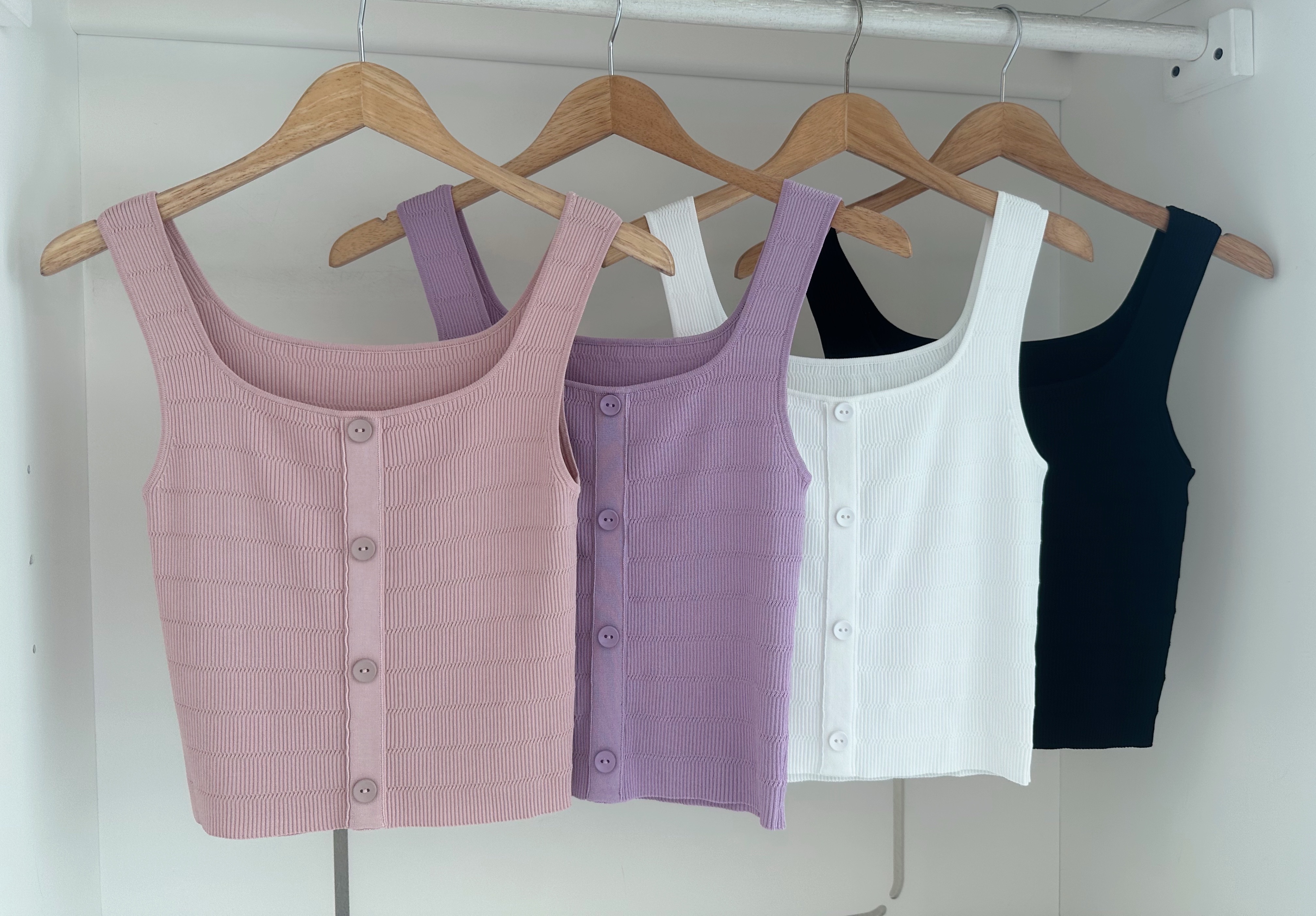 STRAP BUTTON KNIT TOP