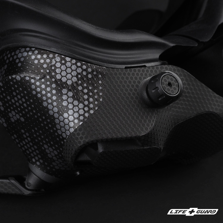 野戰迷彩黑貼膜質感特寫，LIFE+GUARD 設計風格