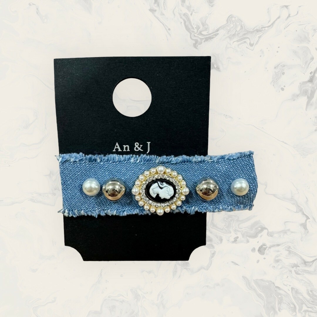 韓國直送髮飾 中排列珍珠+銀珠+小珍珠框女人浮雕像牛仔布底手工髮夾