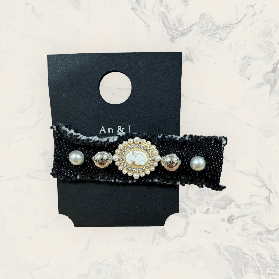 韓國直送髮飾 中排列珍珠+銀珠+小珍珠框女人浮雕像牛仔布底手工髮夾