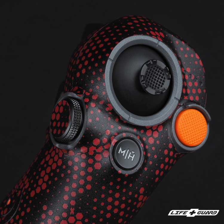 紅曼巴貼膜質感特寫，LIFE+GUARD 設計風格