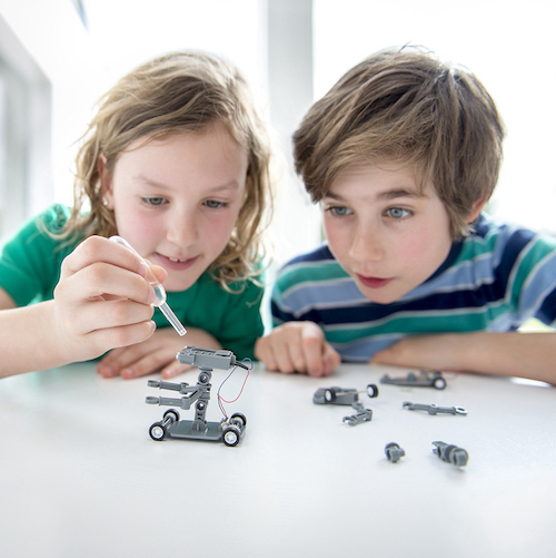 DTSL - 4M Green Science Salt-Powered Robot 鹽水動能機械人 - Girl Inserting Water