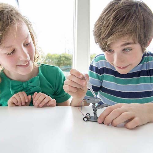 DTSL - 4M Green Science Salt-Powered Robot 鹽水動能機械人 - Boy Inserting Water