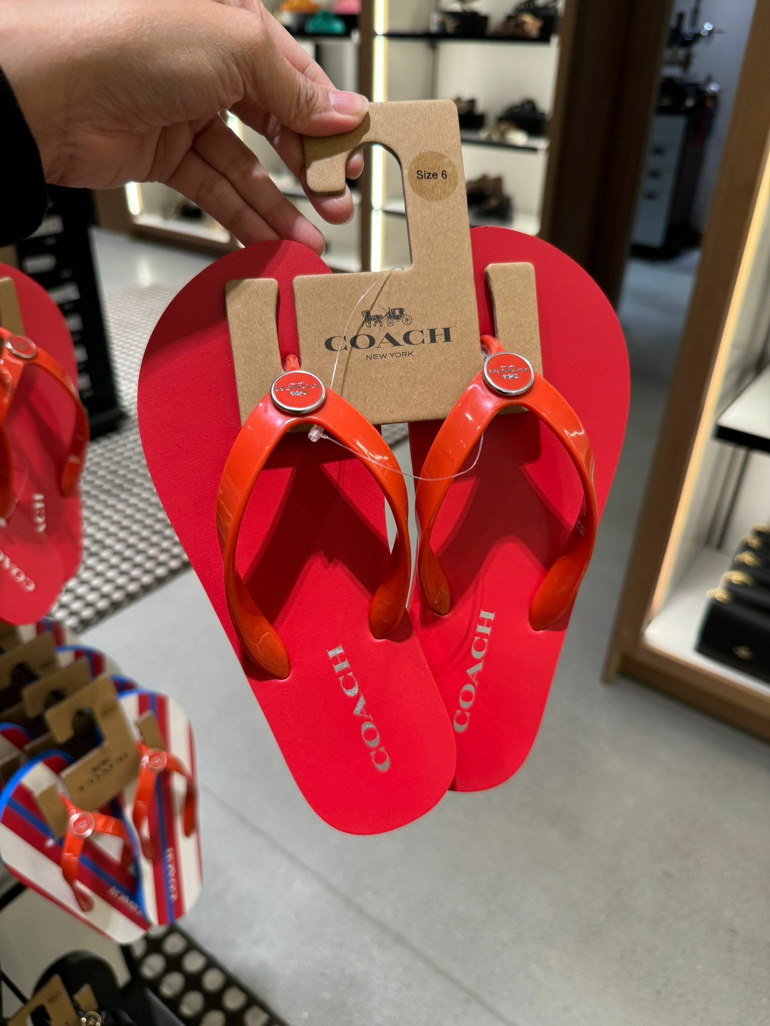 国内発送『COACH』ゼイン フリップ フロップ COACH OUTLET｜【公式】ゼイン フリップ フロップ・フローラル