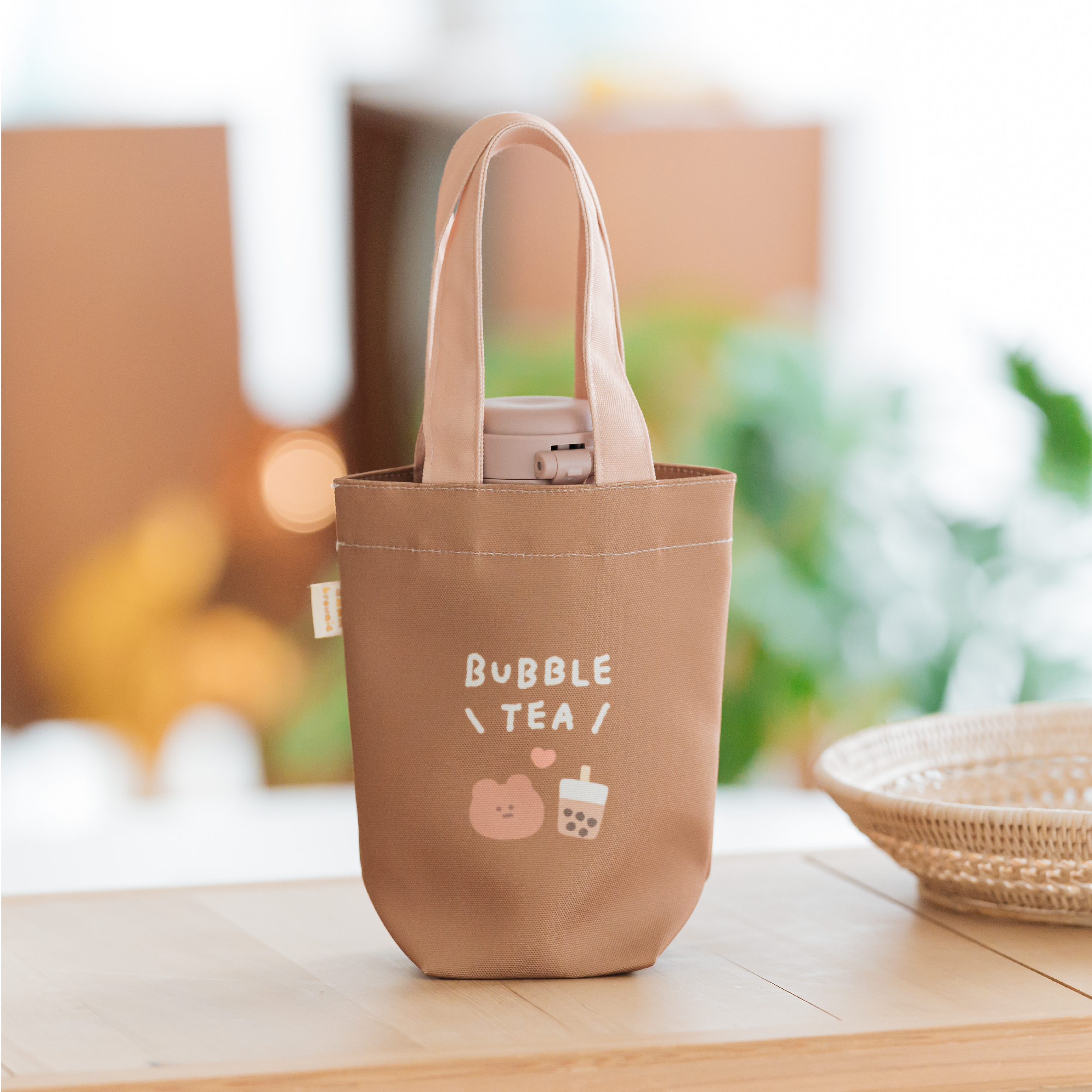 【慢慢挑 x annnbrownie布朗尼-2面圖案防潑水提袋】 B.珍奶熊款